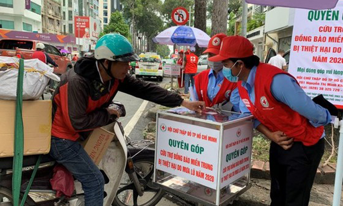 Người dân quyên góp tiền tại thùng đặt trước Hội Chữ thập đỏ TPHCM