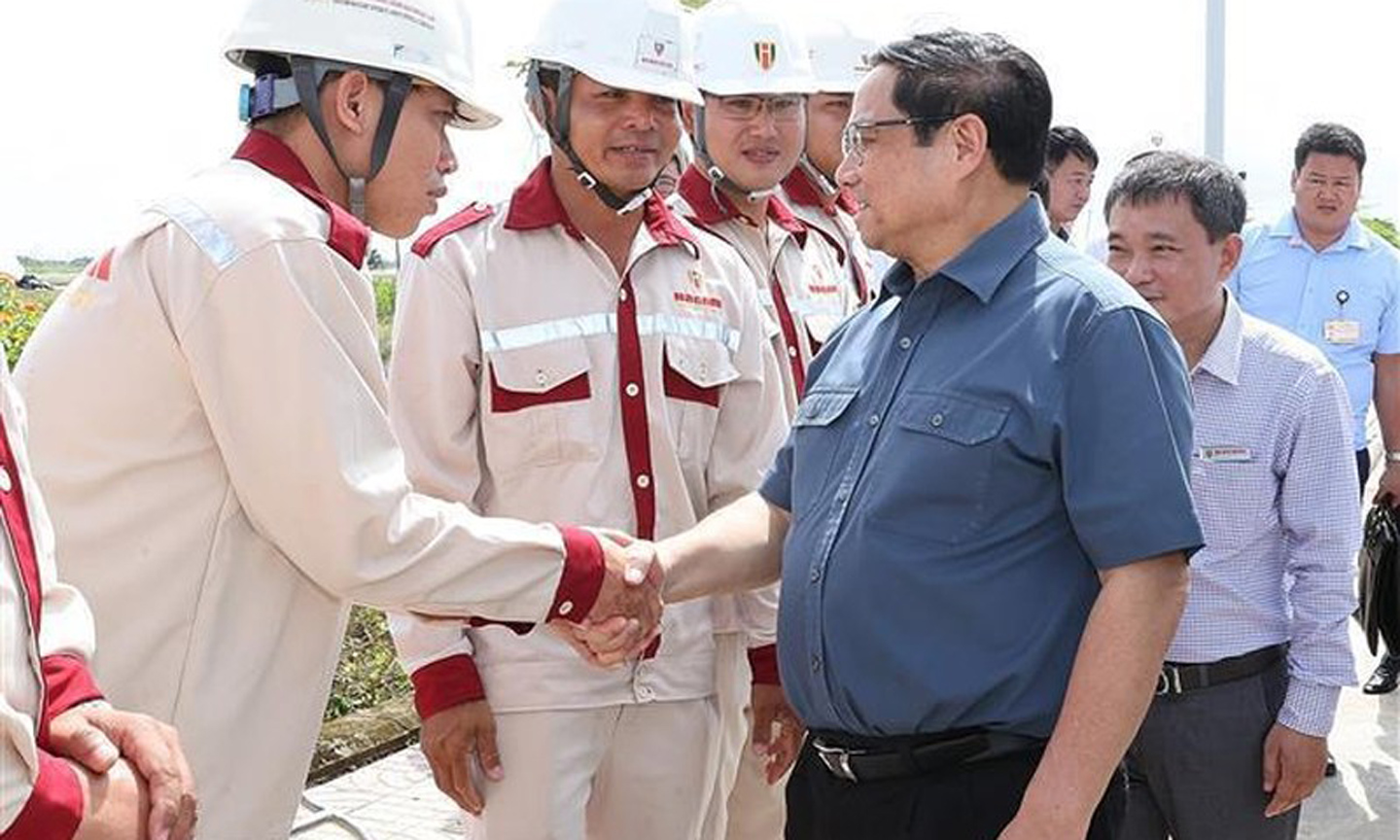 Prime Minister Pham Minh Chinh visits key infrastructure projects in Bac Lieu province. (Photo: VNA).