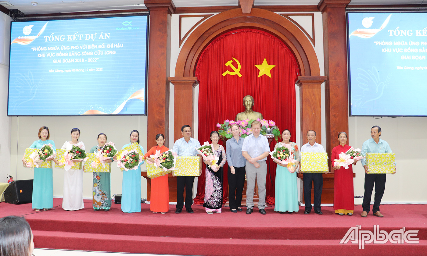 Trao Bằng khen cho các hộ gia đình, cá nhân có thành tích trong thực hiện Dự án.