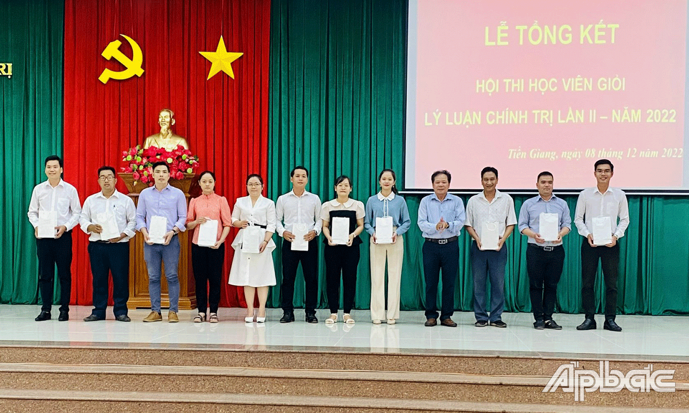 Chứng nhận học viên học LLCT giỏi.