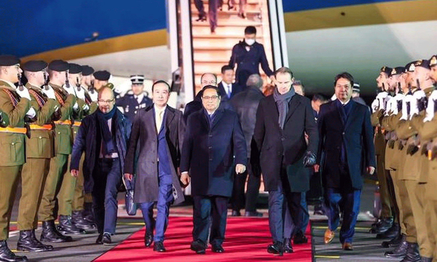 PM Pham Minh Chinh and the Vietnamese delegation welcomed at the Luxembourg-Findel International Airport on December 9 morning. (Photo: VGP).