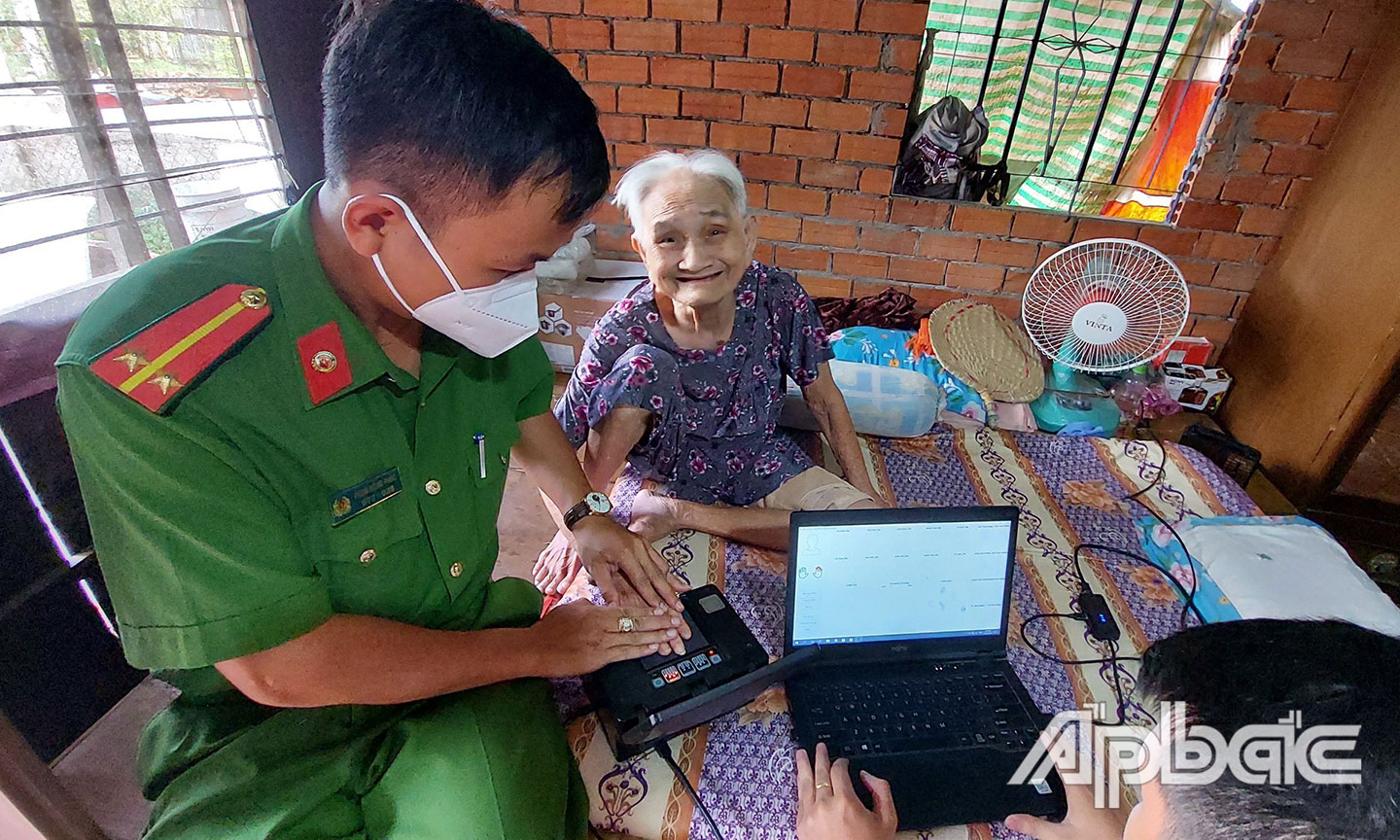 Tổ CCCD đến nhà người già thực hiện nhiệm vụ.