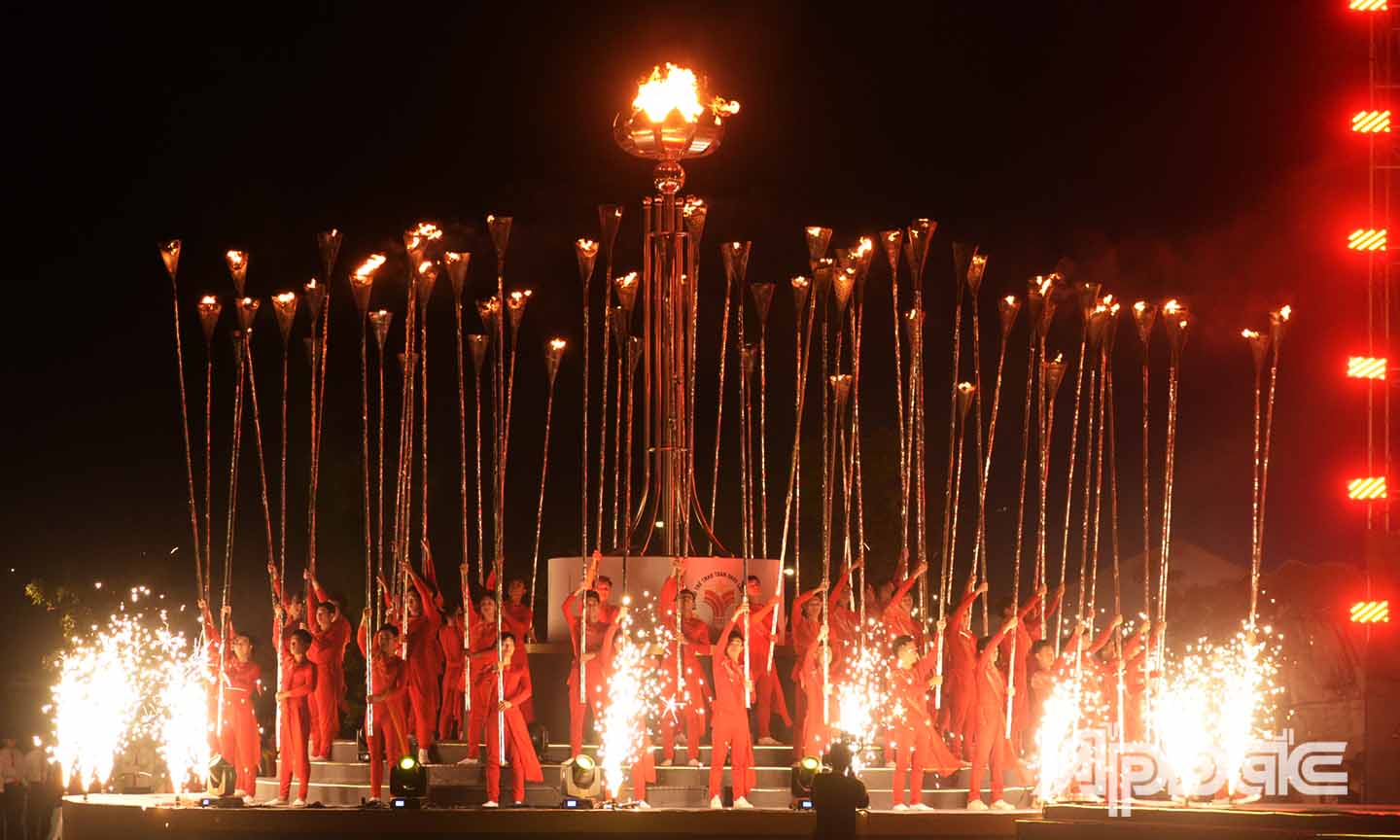 Ngọn đuốc đại hội được thắp sáng bởi 9 VĐV xuất sắc của Thể thao Việt Nam.