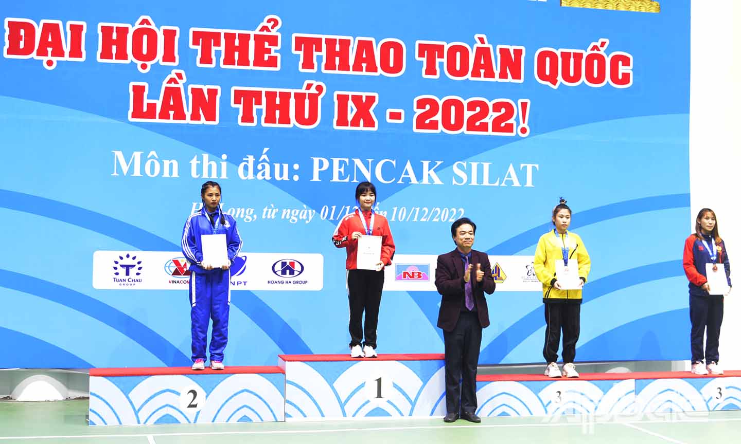VĐV Trang Hồng My (áo vàng) đoạt HCĐ ở hạng cân 50 kg.