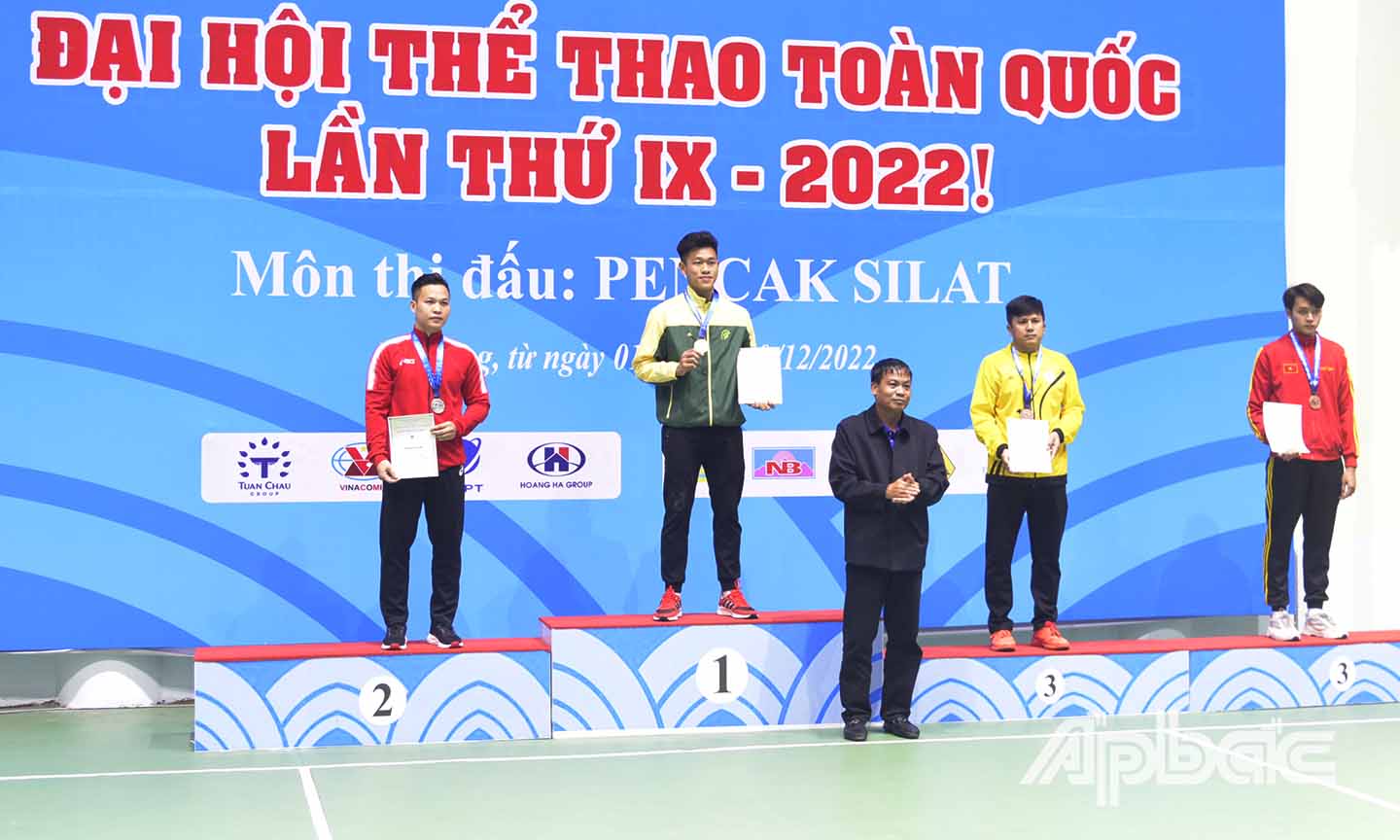 VĐV Phạm Thành Tâm (áo vàng) đoạt HCĐ ở hạng cân 80 kg.
