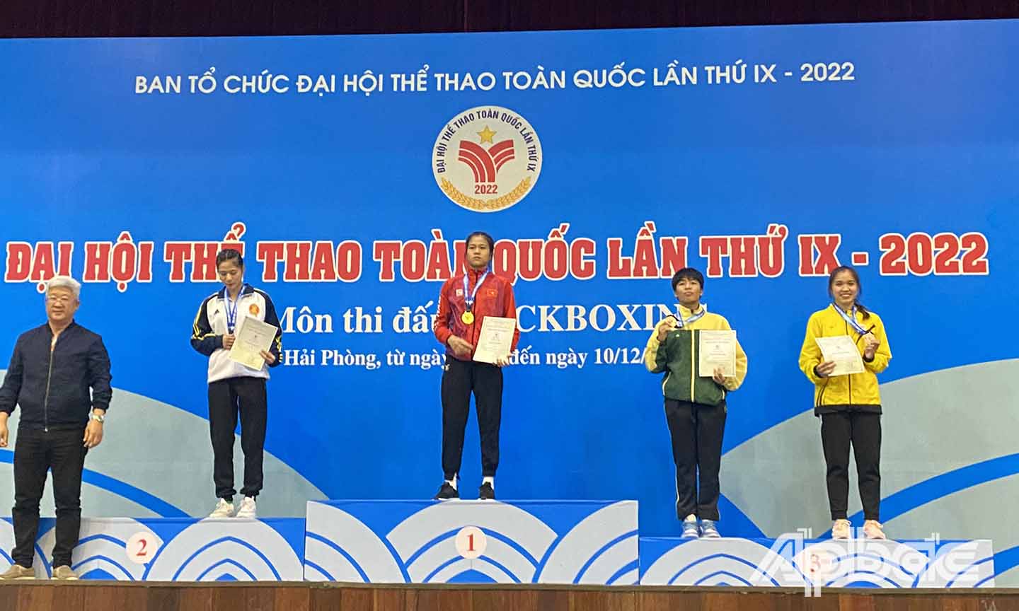 VĐV Mai Nguyễn Kim Hương (bìa phải) đoạt HCĐ ở hạng cân 54 kg.