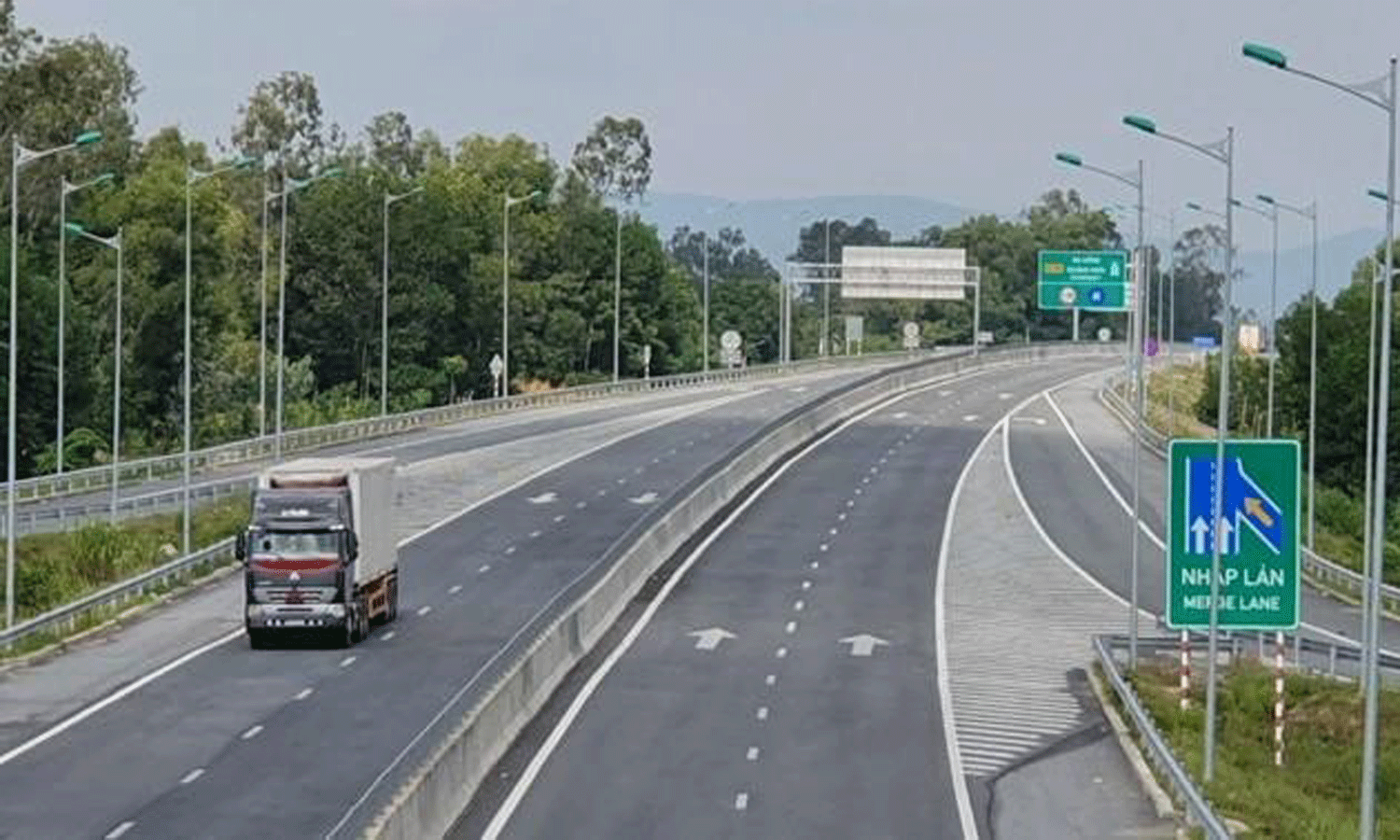 A section of Da Nang-Quang Ngai Expressway. (Photo: VEC)