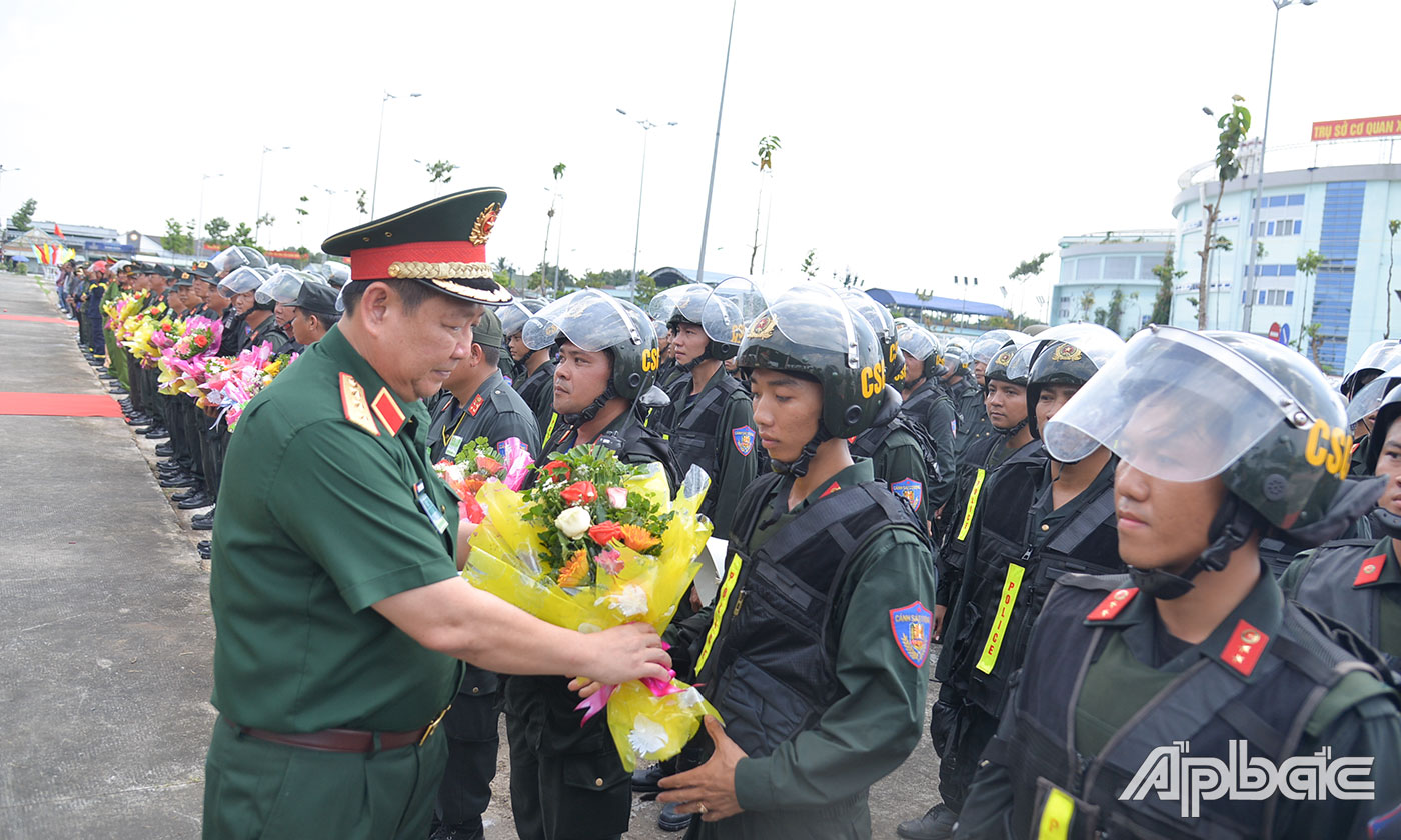 Thượng tướng Huỳnh Chiến Thắng, Ủy viên Ban Chấp hành Trung ương Đảng, Ủy viên Quân ủy Trung ương, Phó Tổng tham mưu trưởng Quân đội nhân dân Việt Nam tặng hoa chúc mừng các lực lượng hoàn thành thực binh.