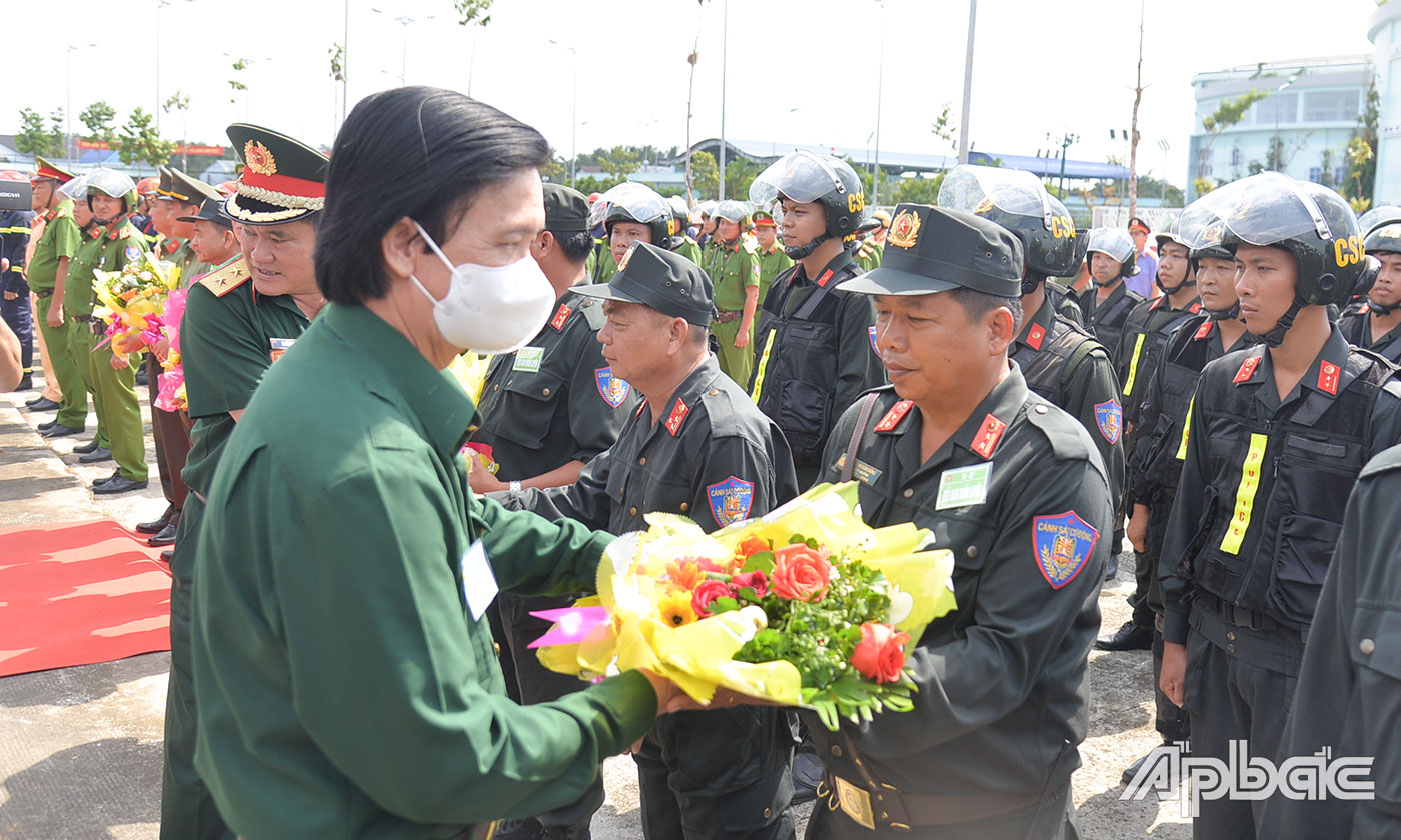 Nguyễn Văn Danh, Ủy viên Ban Chấp hành Trung ương Đảng, Bí thư Tỉnh ủy, Trưởng Đoàn đại biểu Quốc hội đơn vị tỉnh Tiền Giang tặng hoa chúc mừng các lực lượng hoàn thành thực binh.