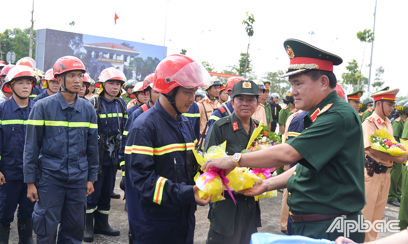 Trung tướng Nguyễn Xuân Dắt, Phó Bí thư Đảng ủy, Tư lệnh Quân khu, Trưởng Ban chỉ đạo Diện tập KVPT Quân khu 9 tặng hoa chúc mừng các lượng lượng hoàn thành thực binh.