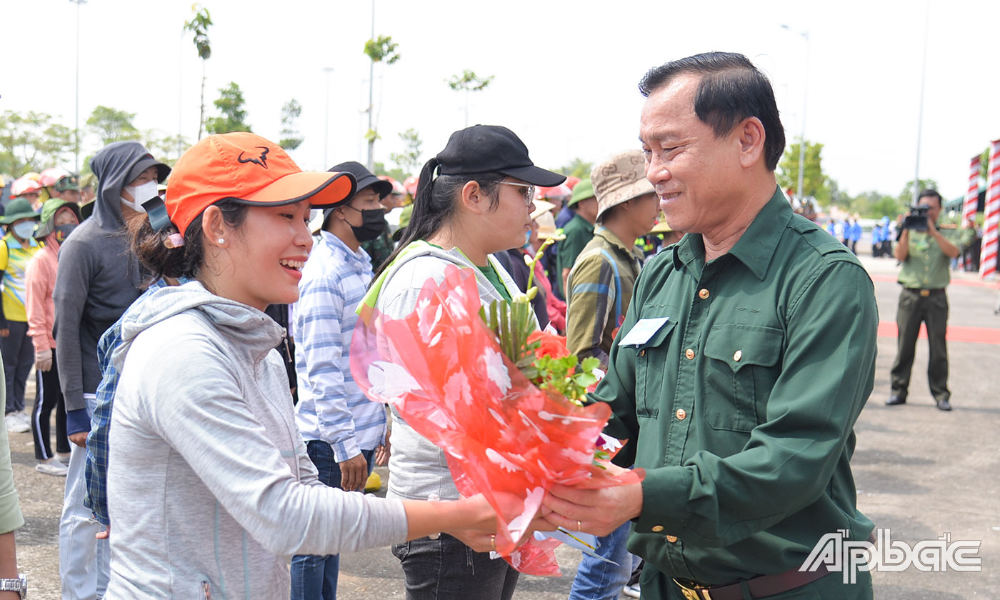 Đồng chí Nguyễn Văn Vĩnh, Phó Bí thư Tỉnh ủy, Chủ tịch UBND tỉnh, Trưởng Ban Chỉ đạo Diễn tập KVPT tỉnh Tiền Giang tặng hoa chúc mừng các lực lượng hoàn thành thực binh.