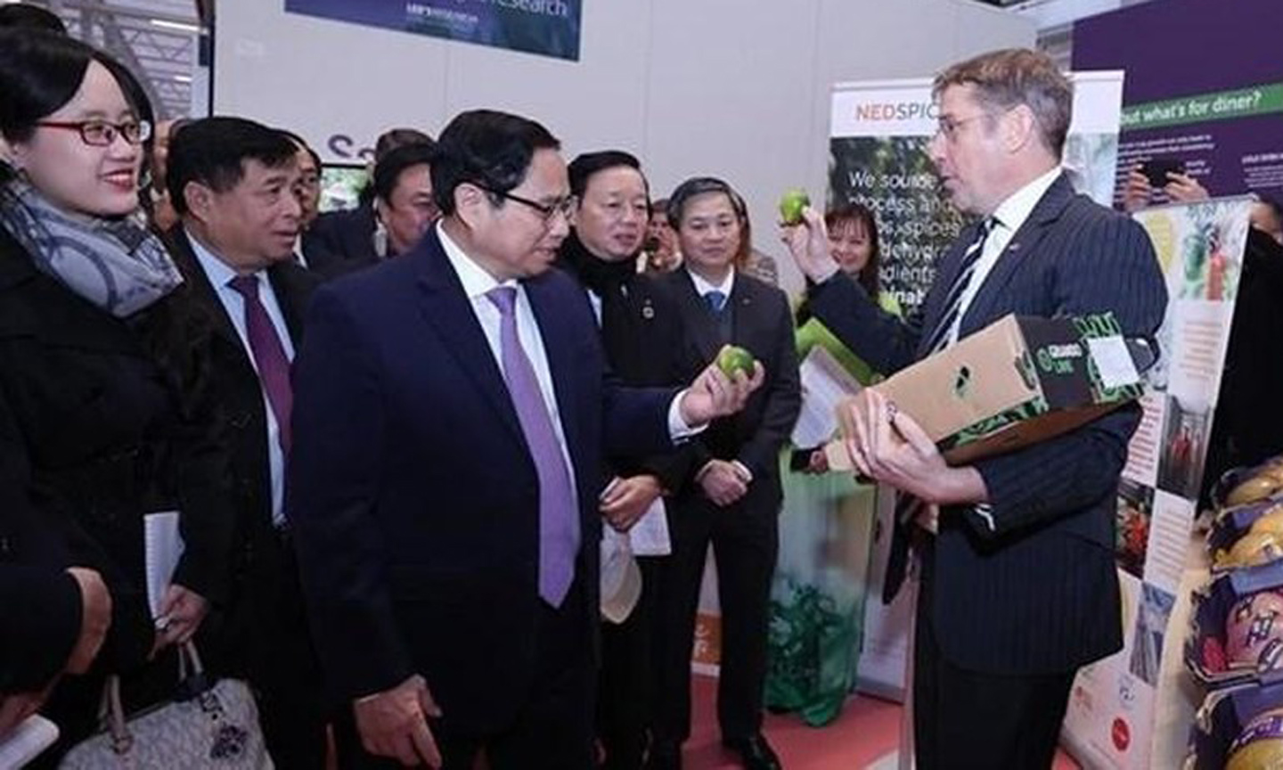 Prime Minister Pham Minh Chinh visits the World Horti Centre (WHC) in South Holland province, the Netherlands (Photo: VNA)