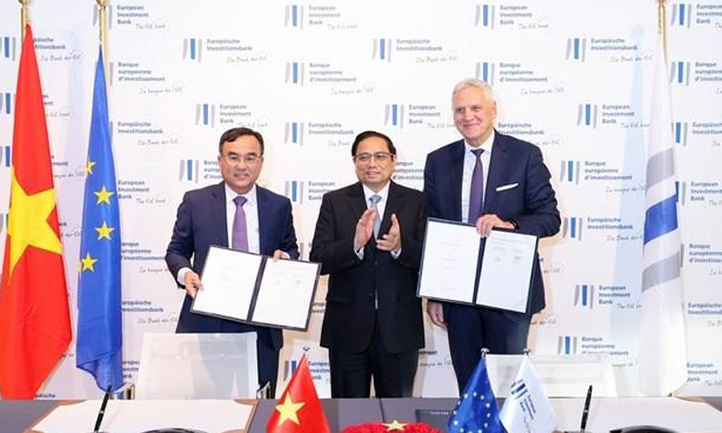 EVN Chairman Duong Quang Thanh (L) and EIB Vice President Kris Peeters (R) at the signing of the MoU in the presence of PM Pham Minh Chinh on December 10. (Photo: VNA).