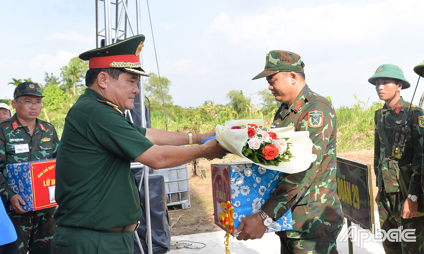 Trung tướng Nguyễn Xuân Dắt, Phó Bí thư Đảng ủy, Tư lệnh Quân khu, Trưởng Ban chỉ đạo Diện tập KVPT Quân khu 9 trao hoa và quà cho lực lượng tham gia thực binh.