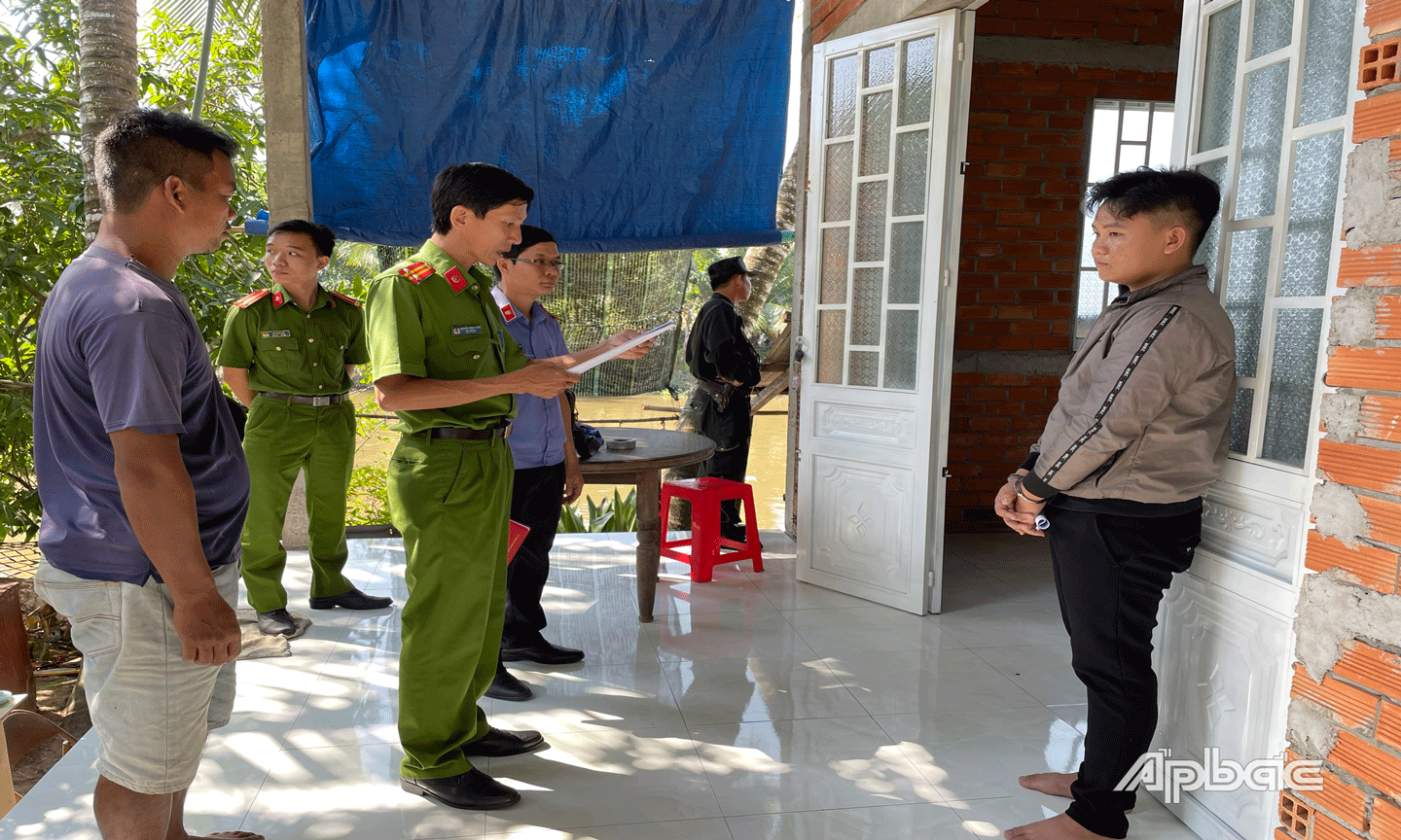 Cơ quan Công an đọc lệnh khám xét nhà các bị can. 