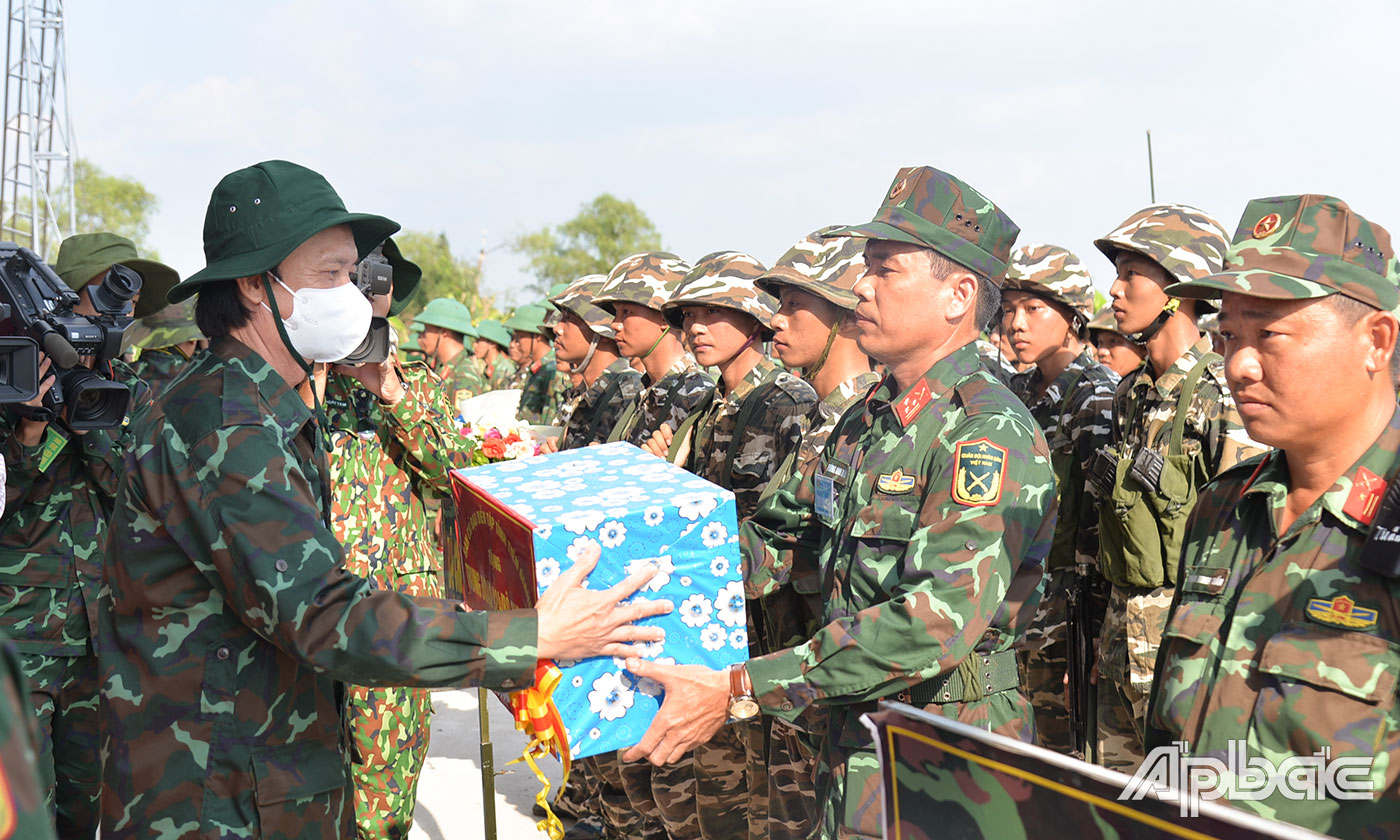 Nguyễn Văn Danh, Ủy viên Ban Chấp hành Trung ương Đảng, Bí thư Tỉnh ủy, Trưởng Đoàn đại biểu Quốc hội đơn vị tỉnh Tiền Giang tặng hoa và quà cho lực lượng tham gia thực binh.