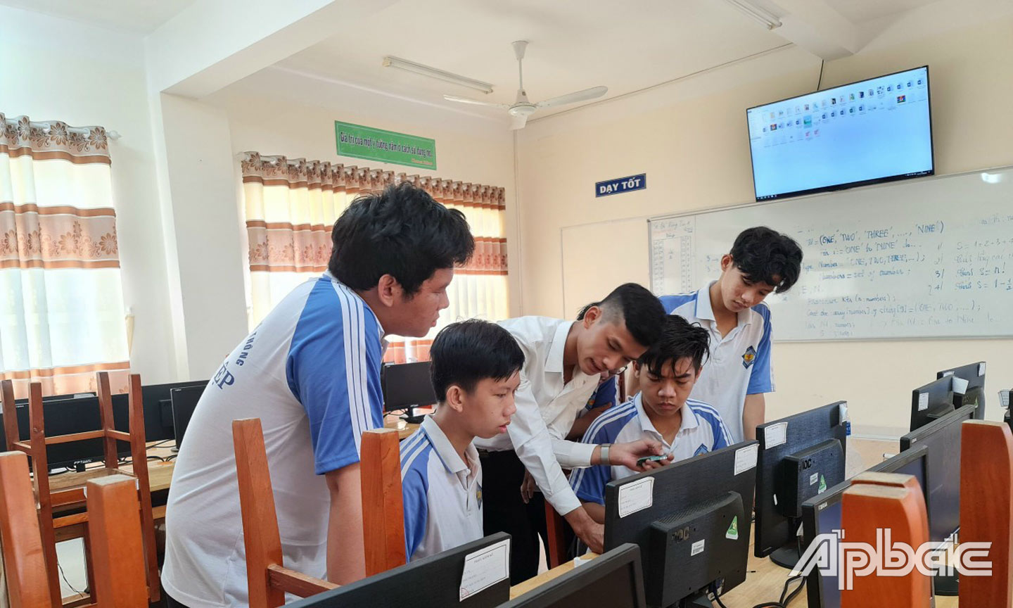 Anh Thanh hướng dẫn các em học sinh phổ thông tiếp cận về vi điều khiển Ardunio.