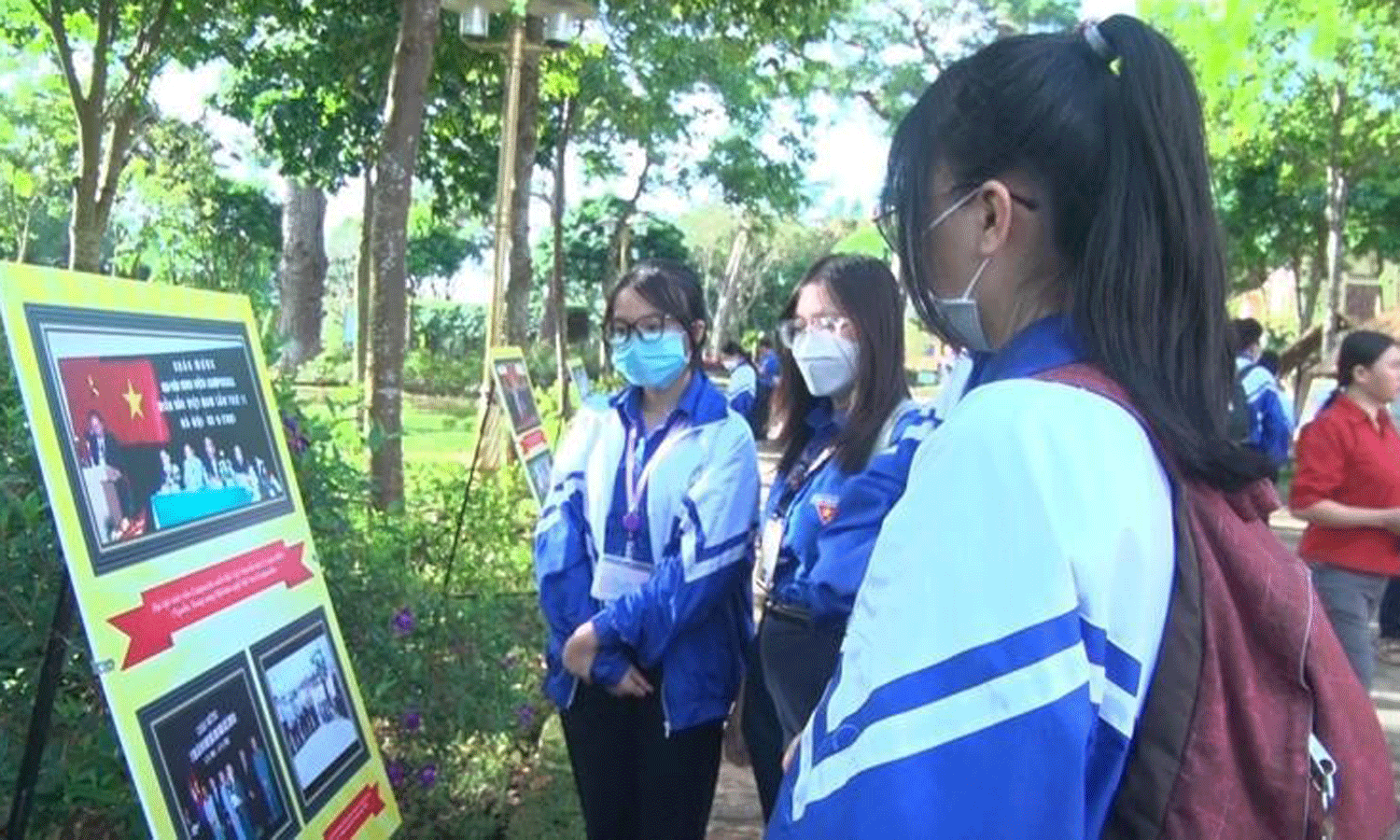 Students visit the exhibition Vietnam-Cambodia relations.