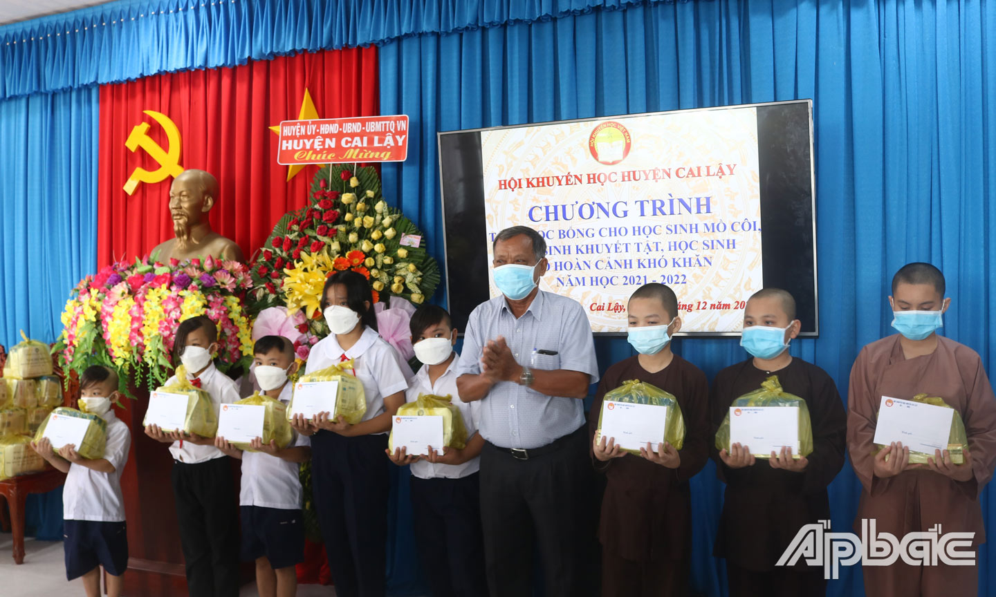 Hội Khuyến học huyện Cai Lậy trao học bổng cho học sinh có hoàn cảnh khó khăn.