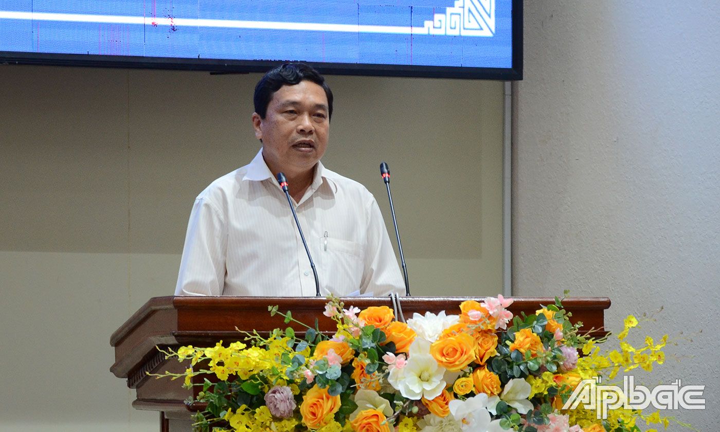 Lãnh đạo UBND huyện Gò Công Đông phát biểu tại hội nghị.