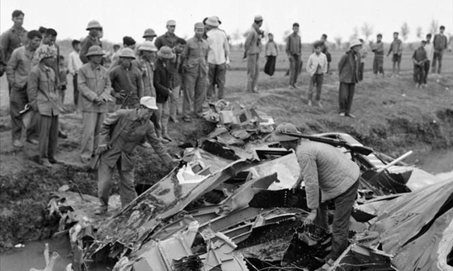 Chiếc máy bay B-52 đầu tiên bị Tiểu đoàn 59, Trung đoàn Tên lửa 261 bắn rơi trên cánh đồng Chuôm, xã Phù Lỗ, huyện Đông Anh (Hà Nội) vào 20 giờ 13 đêm 18/12/1972. (Ảnh: Tư liệu TTXVN) 