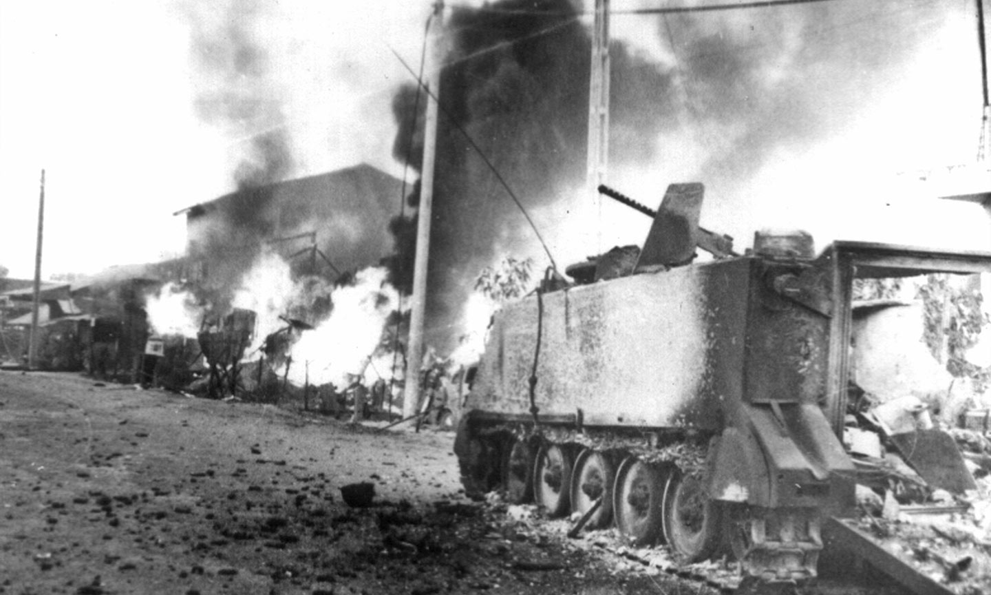 Xác xe tăng M113 Mỹ bị ta bắn cháy, bỏ xác trải dài theo đường Nguyễn Tri Phương, nay là đường Ấp Bắc trong cuộc tiến công và nổi dậy Xuân Mậu Thân 1968. Ảnh: Vũ Hoài Nam