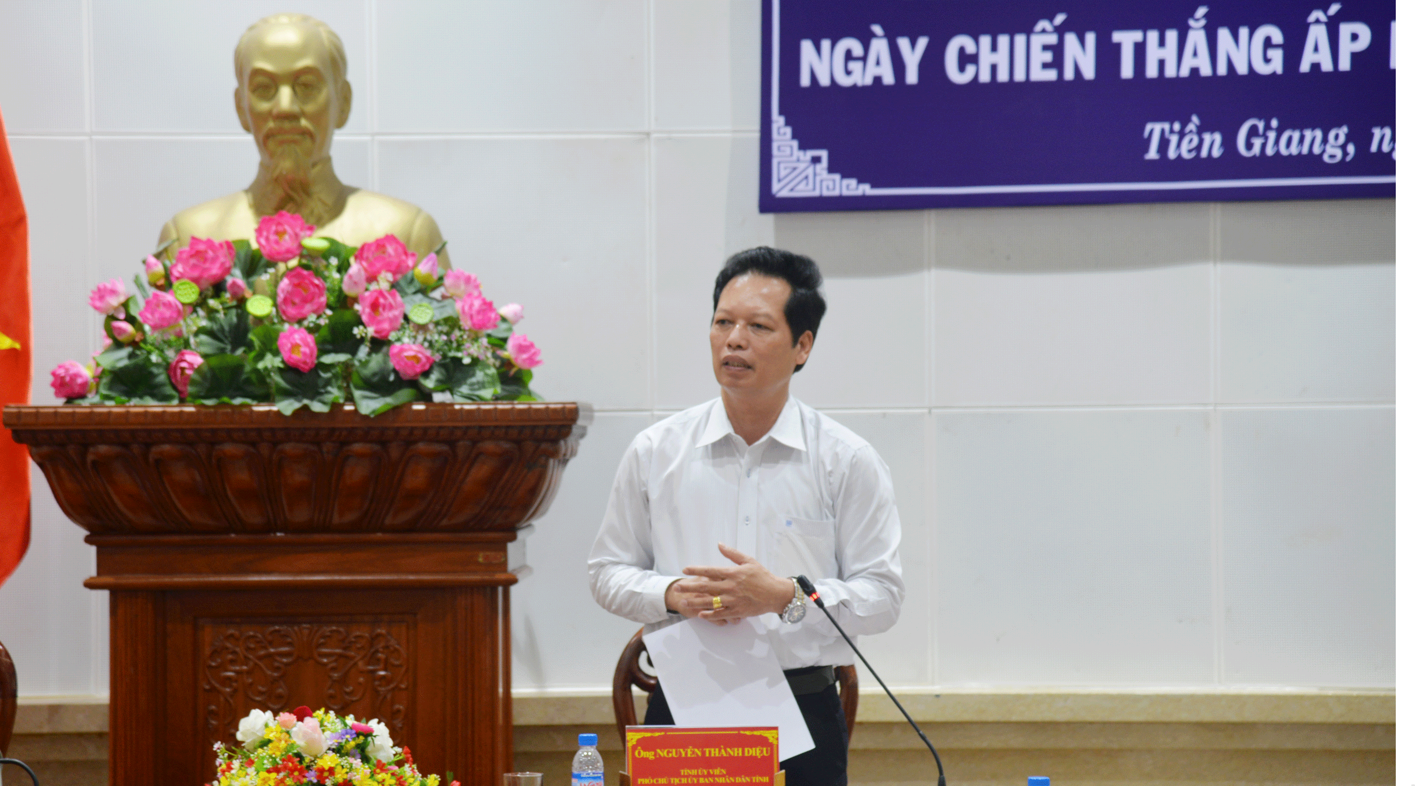  Đồng chí Nguyễn Thành Diệu, Tỉnh ủy viên, Phó chủ tịch UBND tỉnh thông tin đến phóng viên báo chí về sự kiện Kỷ niệm 60 năm Ngày Chiến thắng Ấp Bắc sắp diễn ra