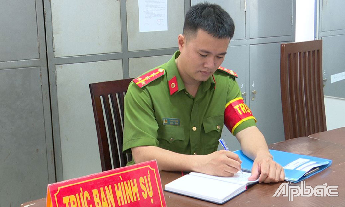 Đại úy Tường trực ban hình sự. Ảnh Thanh Việt