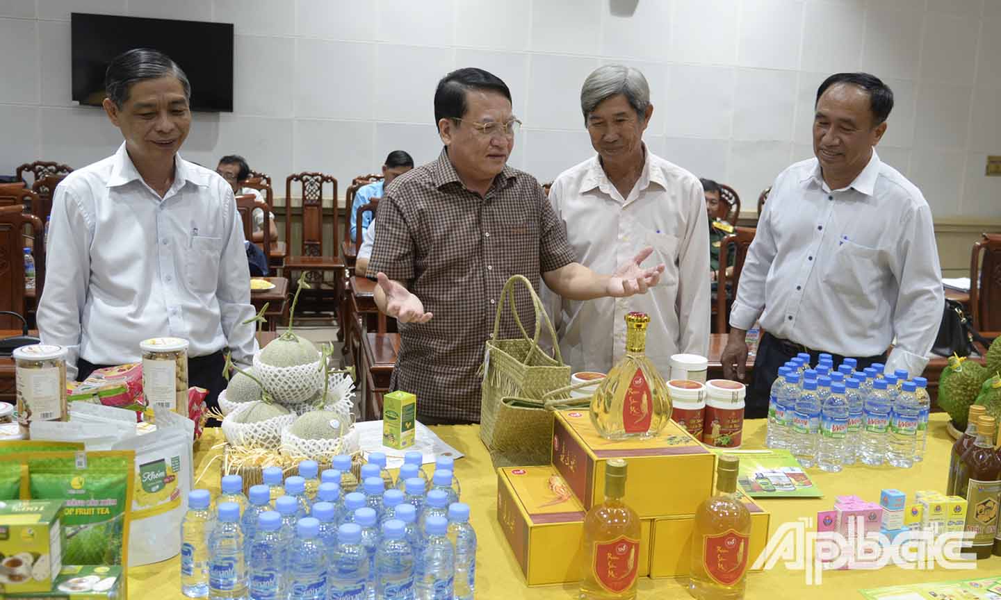 Đồng chí Phạm Văn Trọng (thứ hai từ trái sang) tham quan và trao đổi với chủ thể sản xuất sản phẩm OCOP.