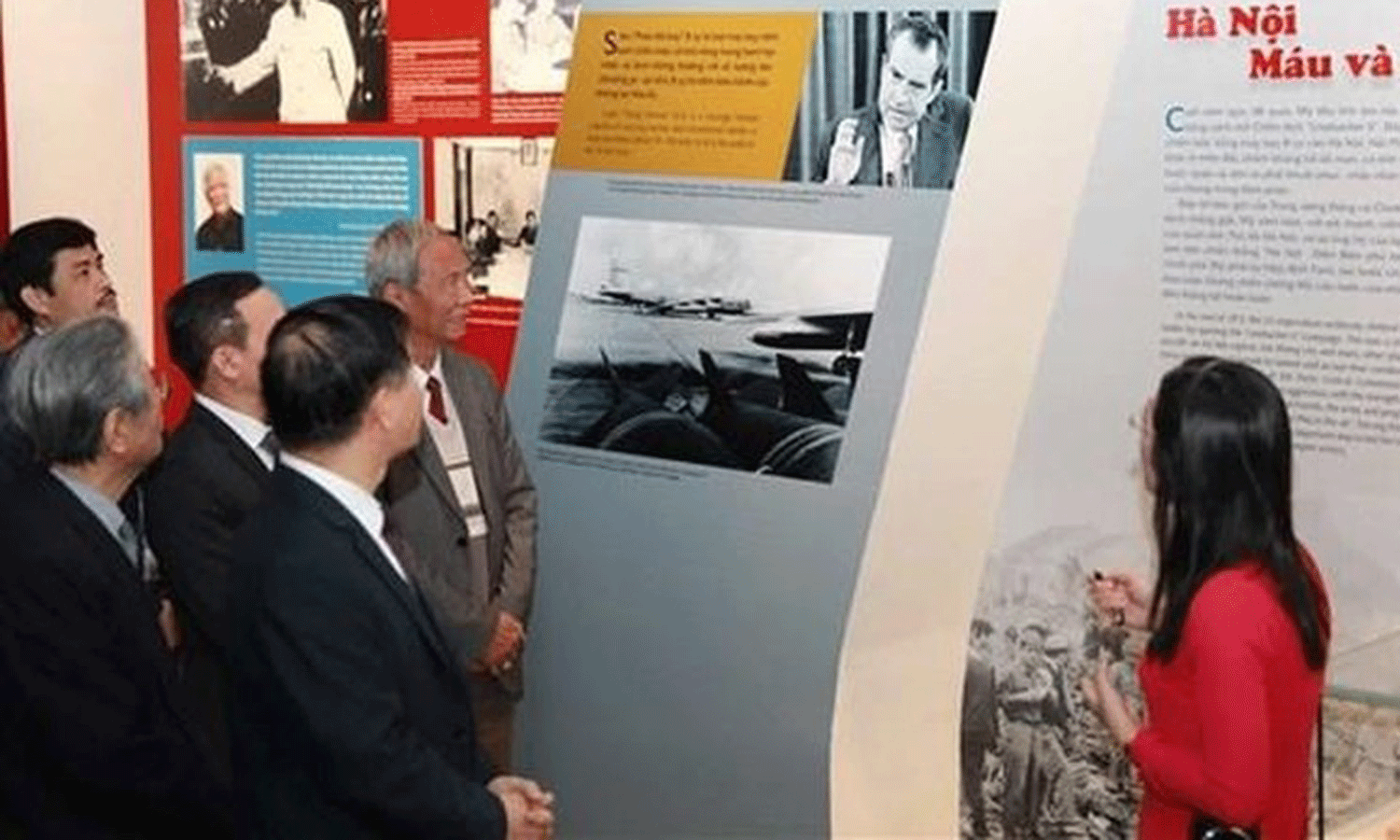 At the exhibition at the Vietnam National Museum of History (Photo: VNA).