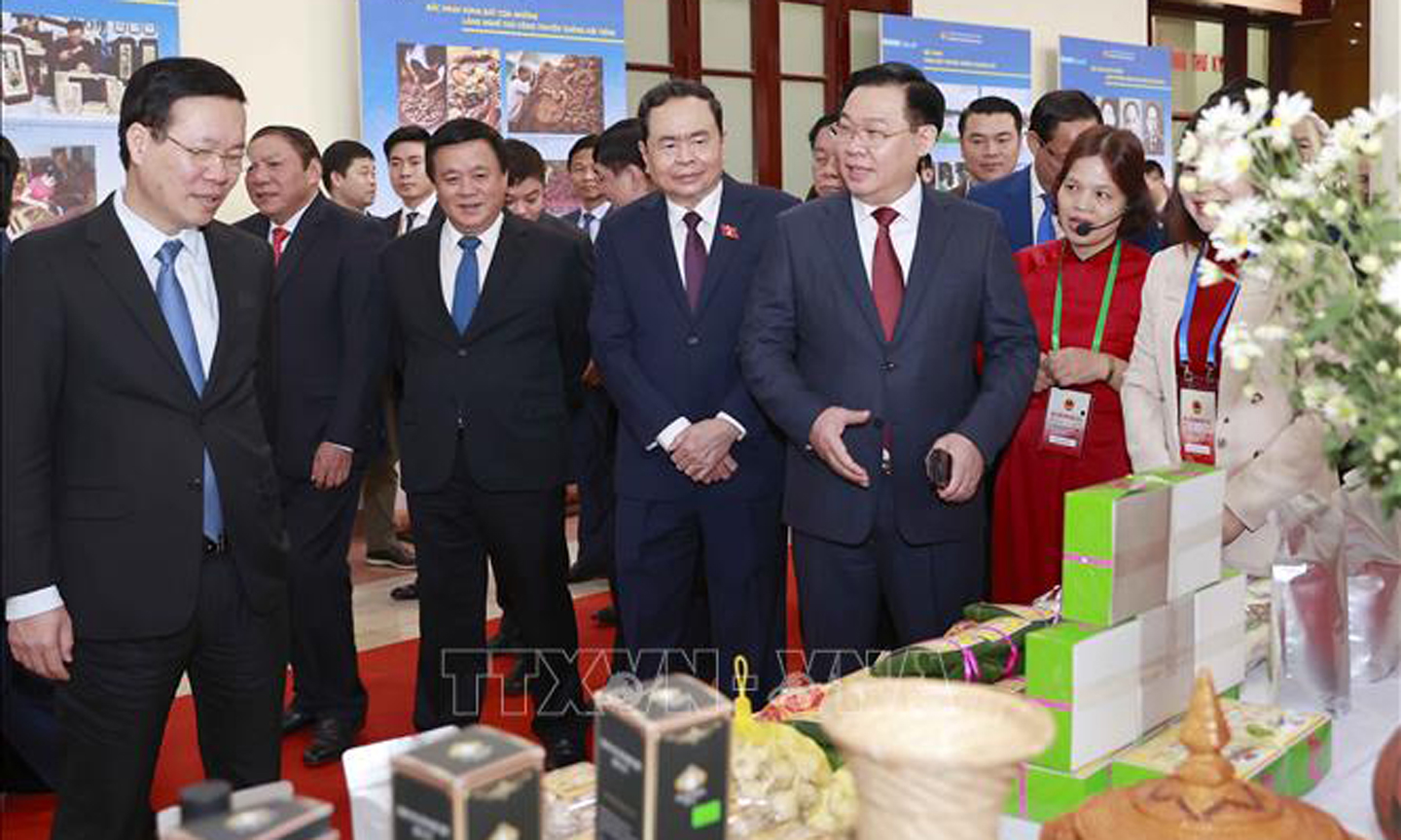 Chủ tịch Quốc hội Vương Đình Huệ và đại biểu tham quan gian trưng bày sản phẩm OCOP tại triển lãm Bản sắc văn hoá Bắc Ninh. Ảnh: Doãn Tấn/TTXVN