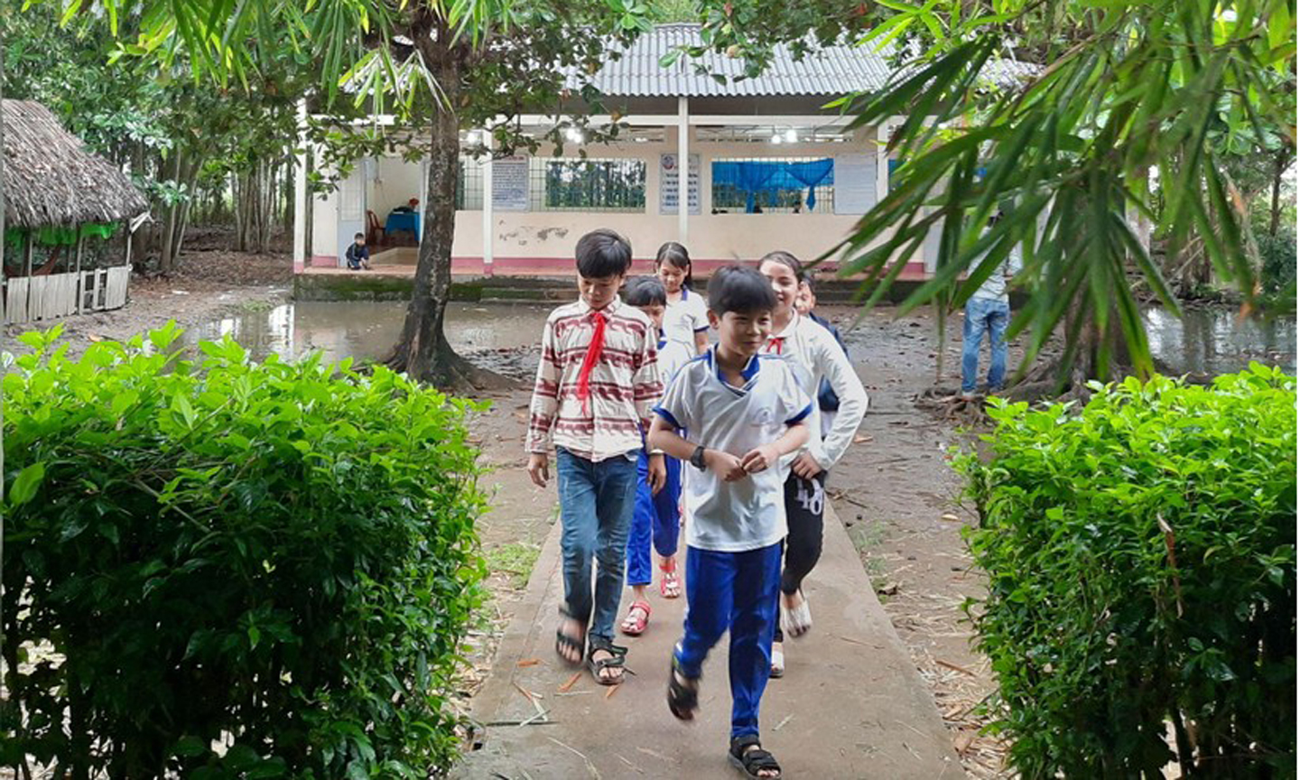 Điểm lẻ Trường Tiểu học ở huyện U Minh (Cà Mau) có 2 phòng học đã xuống cấp. Nhưng xóa điểm lẻ thì học sinh nhà xa bỏ học.