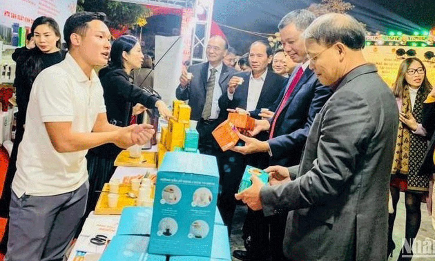 Visitors visit booths showcasing Son La agricultural products. (Photo: NDO).