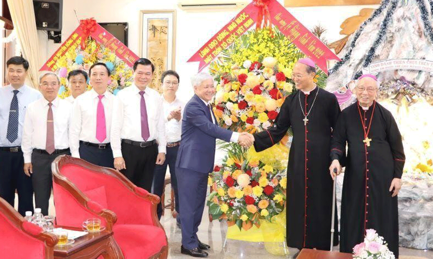 ABO/NDO- President of the Vietnam Fatherland Front (VFF) Central Committee Do Van Chien visited and offered Christmas greetings at the Episcopal Palace of Xuan Loc Diocese in Long Khanh City, Dong Nai Province, on December 16.