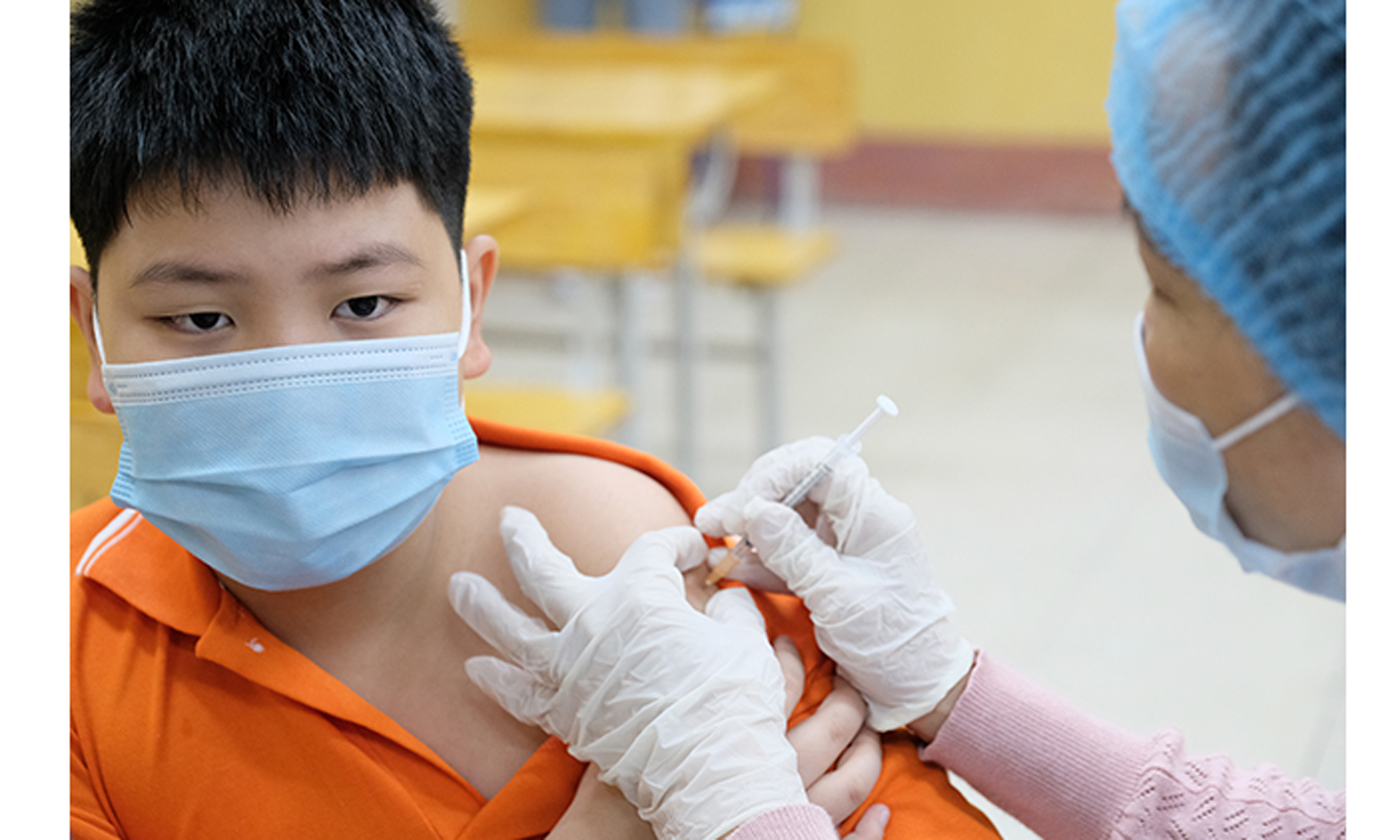 Tổ chức Y tế thế giới ghi nhận, đánh giá Việt Nam có chiến lược sử dụng vaccine phù hợp, hiệu quả với cam kết thực hiện của toàn bộ hệ thống chính trị và người dân, là quốc gia đi sau nhưng về trước trong tiêm chủng vaccine COVID-19 (Ảnh: Trần Minh).