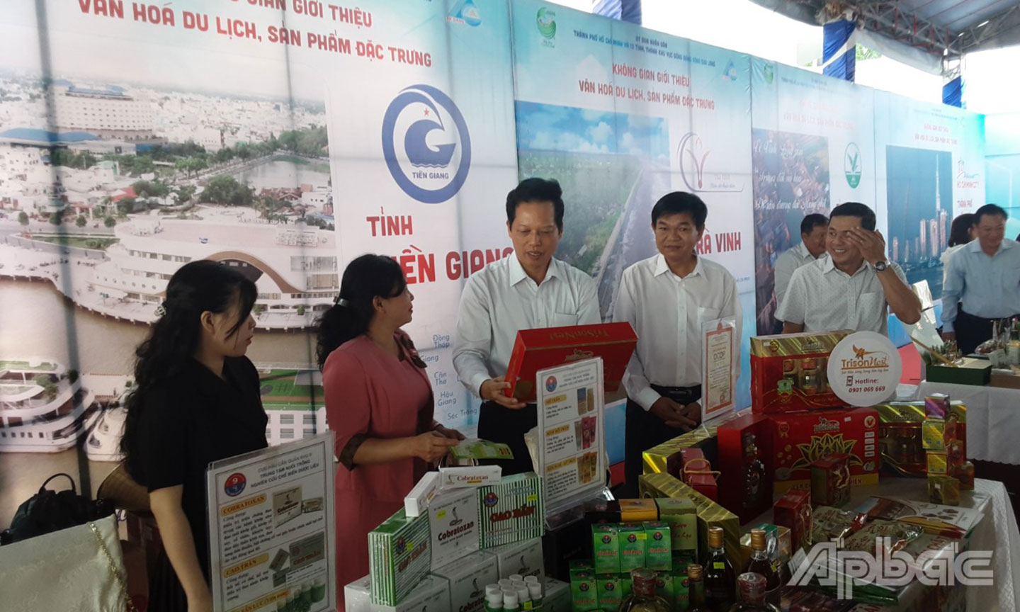 Lãnh đạo UBND tỉnh Tiền Giang tham quan không gian giới thiệu sản phẩm đặc trưng văn hóa - du lịch TP. Hồ Chí Minh và các tỉnh, thành ĐBSCL