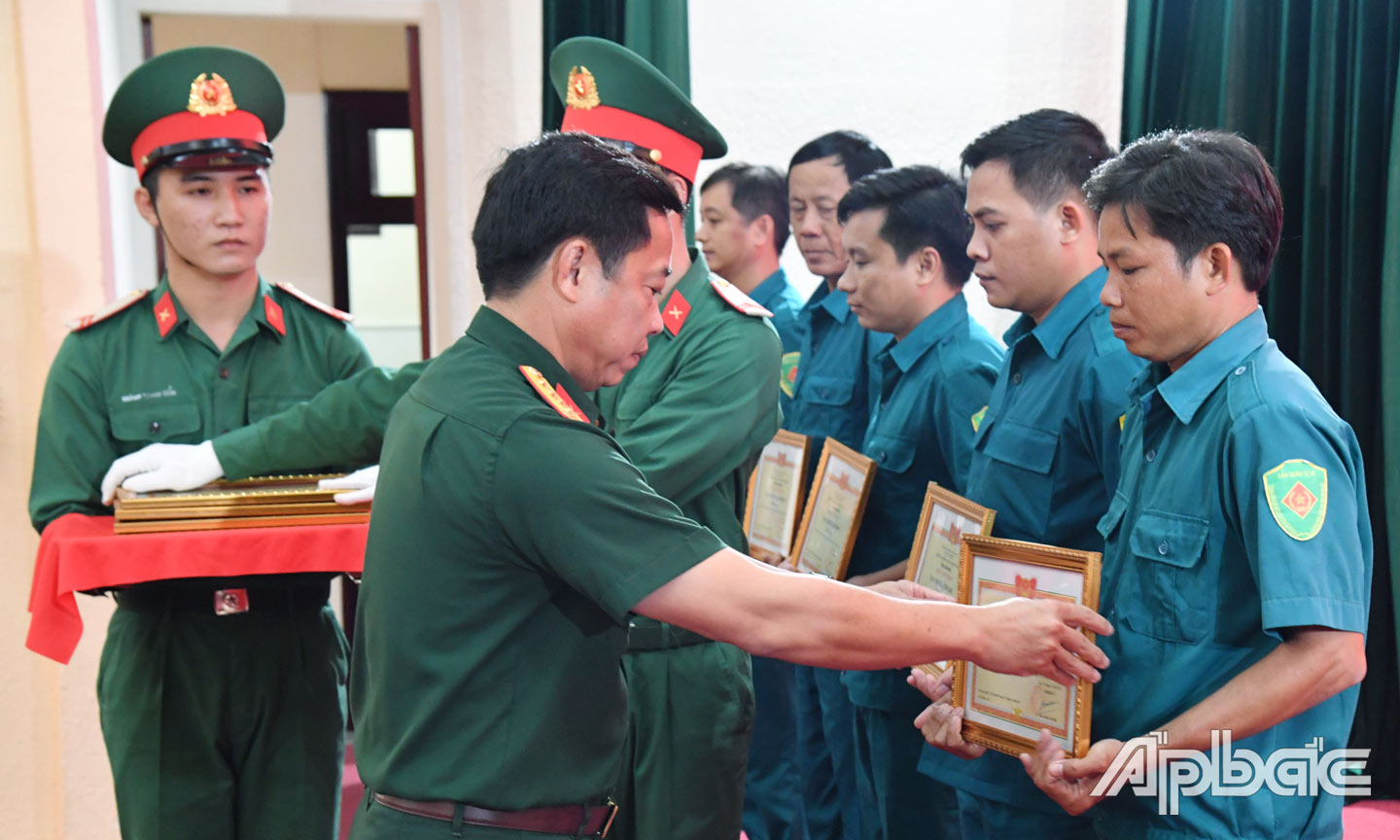 Đại tá Mai Văn Hòa, Chính ủy Bộ CHQS tỉnh trao tặng Giấy khen cho các tập thể.   