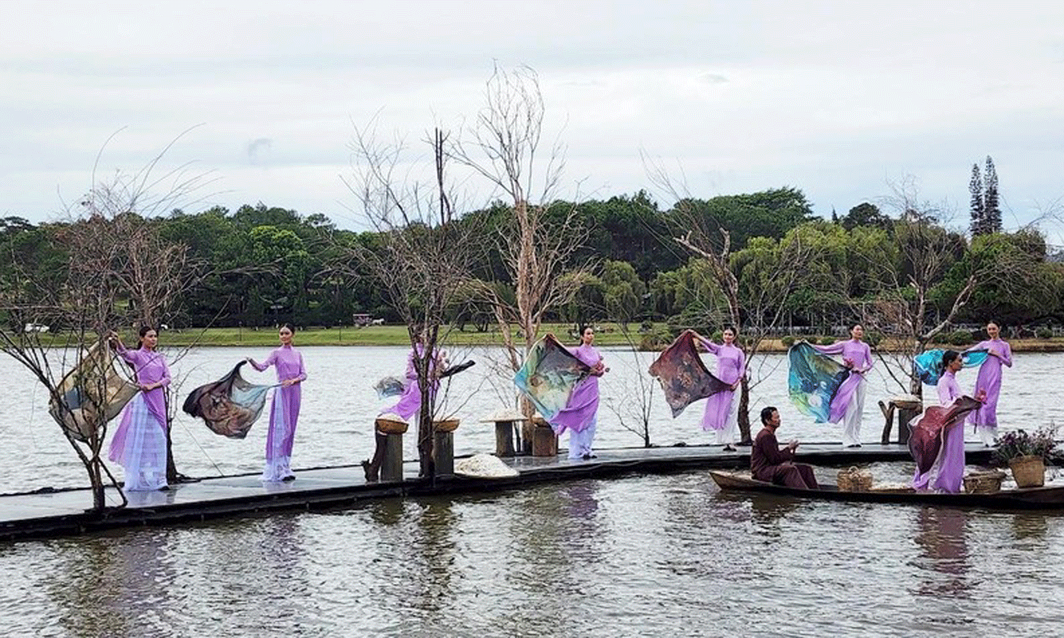 Fashion show honours charm of Vietnamese silk (Photo: thanhnien.vn).