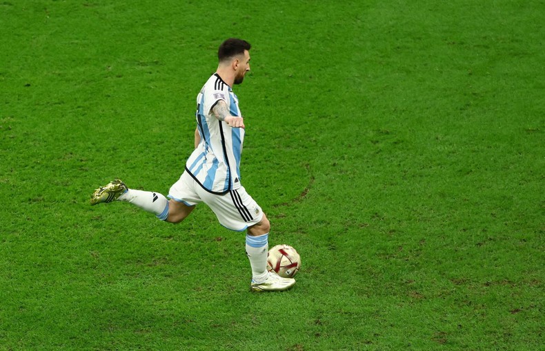 Lionel Messi ghi bàn mở tỷ số vào lưới tuyển Pháp từ chấm 11m. (Ảnh: Getty)