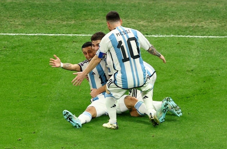 Các cầu thủ Argentina ăn mừng bàn thắng thứ 2 vào lưới tuyển Pháp. (Ảnh: Getty)