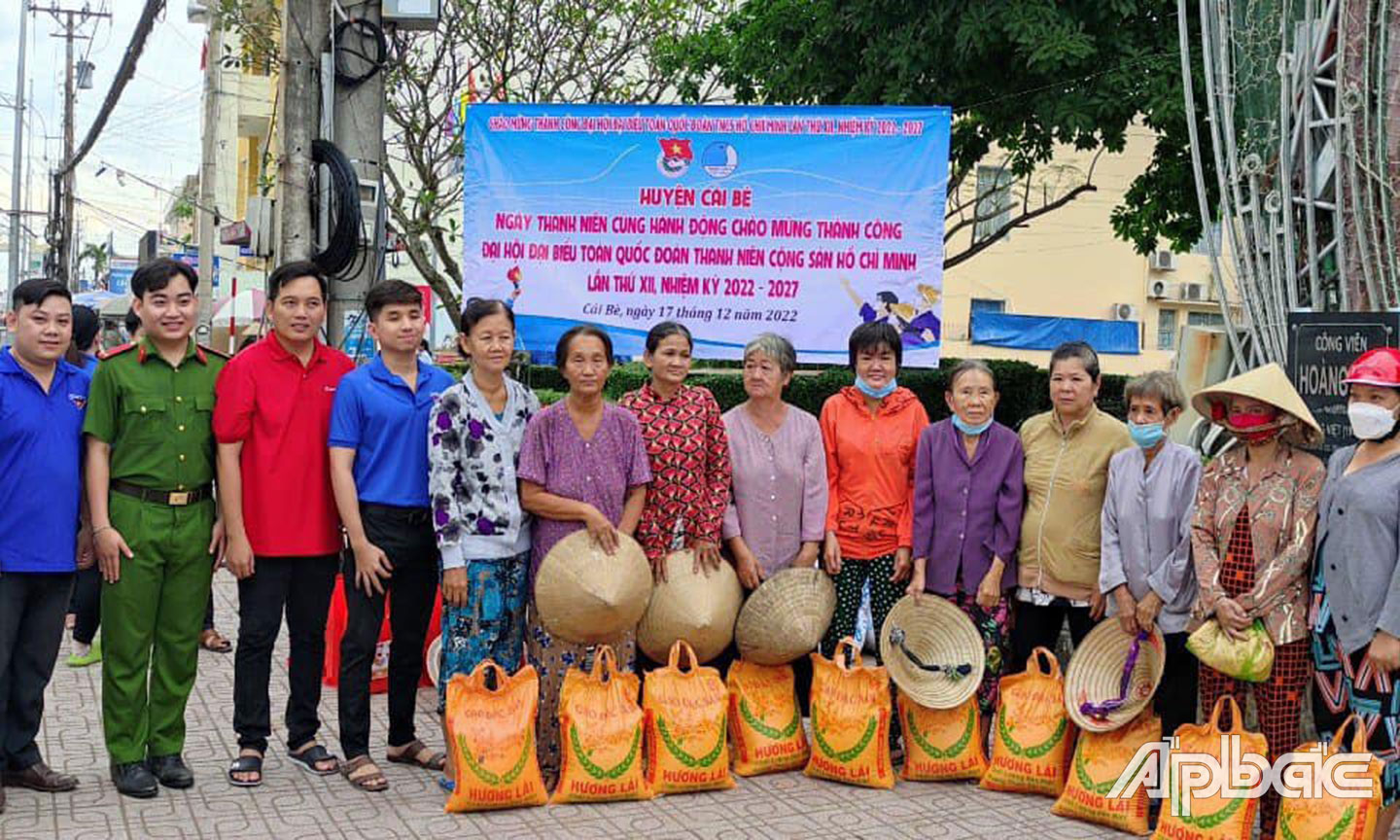 Hưởng ứng Ngày Thanh niên cùng hành động, Huyện đoàn Cái Bè trao tặng quà nhu yếu phẩm cho người dân có hoàn cảnh khó khăn.