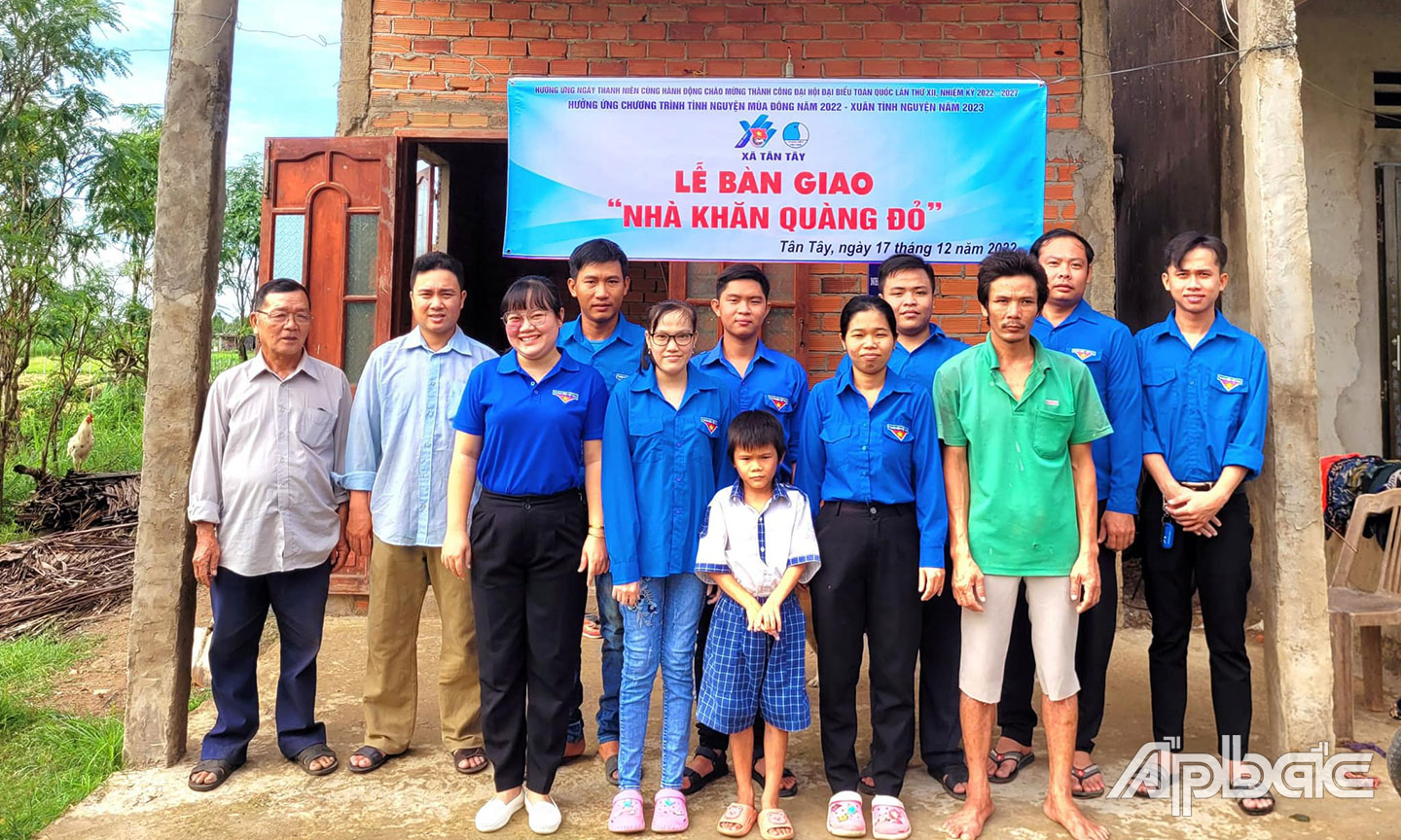 Hưởng ứng Ngày Thanh niên cùng hành động, Huyện đoàn Gò Công Đông bàn giao nhà “Khăn quảng đỏ” cho học sinh có hoàn cảnh khó khăn.