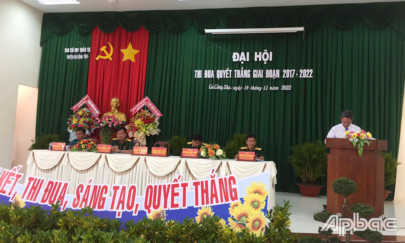Đồng chí Huỳnh Thanh Bình trao Kỷ niệm chương cho các cá nhân tại hội nghị