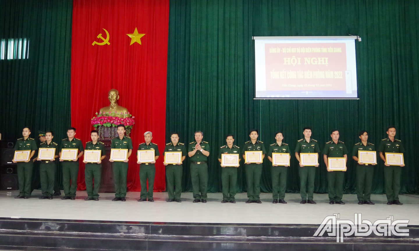 Bộ Chỉ huy BĐBP Tiền Giang tặng các danh hiệu thi đua cho các tập thể và cá nhân có thành tích xuất sắc trong phong trào thi đua Quyết thắng năm 2022.