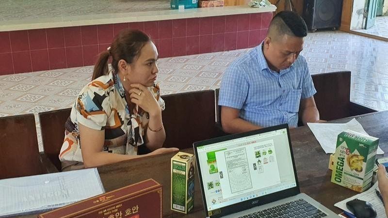 Hai đối tượng người tỉnh Hải Dương bán thực phẩm chức năng không có giấy chứng nhận đăng ký kinh doanh. (Ảnh Đội quản lý thị trường số 5 cung cấp).