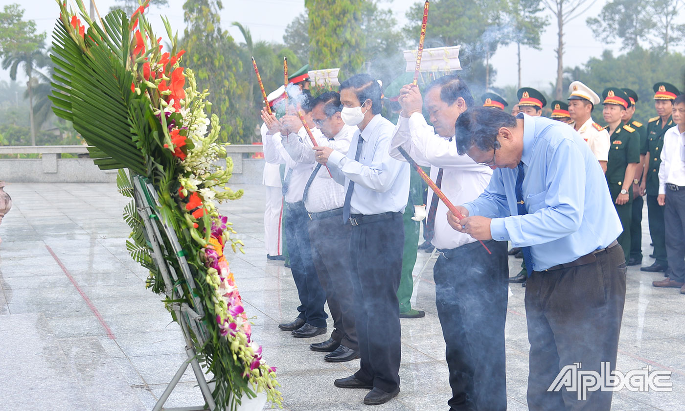 Lãnh đạo tỉnh thắp hương tại Nghĩa trang Liệt sĩ tỉnh.