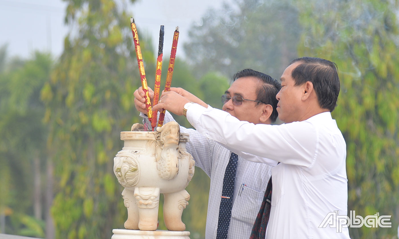 Đồng chí Võ Văn Bình và đồng chí Nguyễn Văn Vĩnh thắp hương tại Đài tưởng niệm Nghĩa trang Liệt sĩ tỉnh.