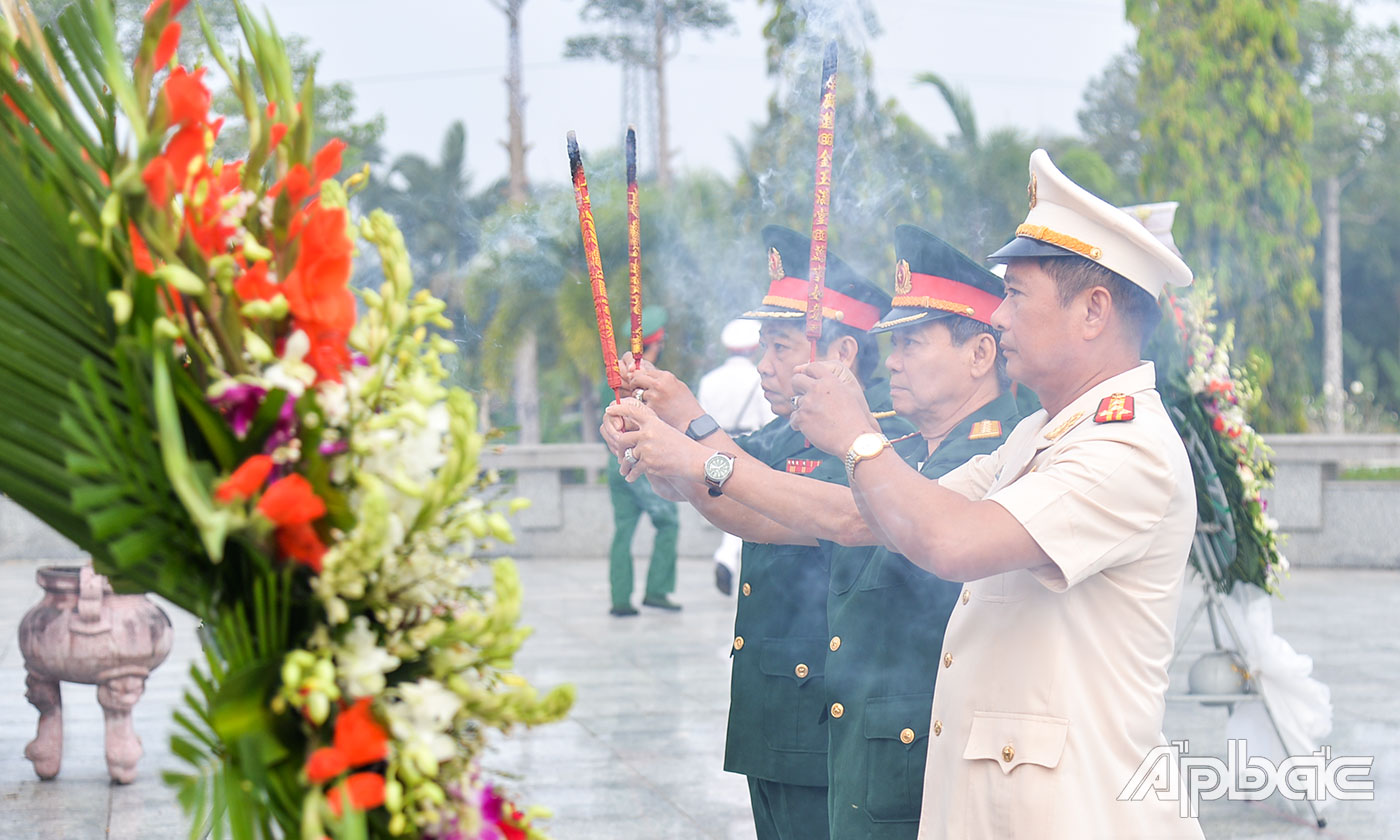 Lực lượng vũ trang tỉnh thắp hương tại tại Đài tưởng niệm Nghĩa trang Liệt sĩ tỉnh.