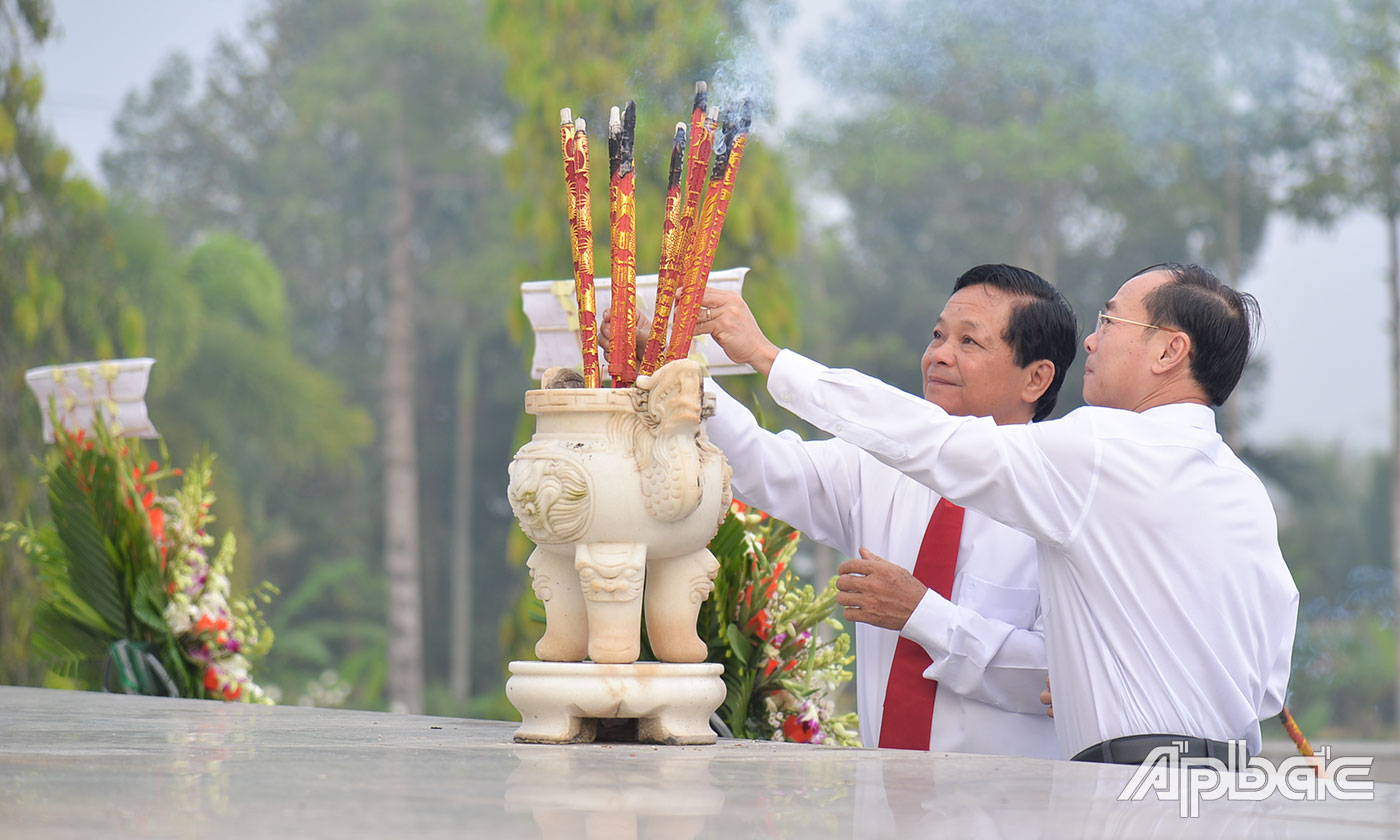 Lãnh đạo TP. Mỹ Tho và huyện Châu Thành thắp hương tại tại Đài tưởng niệm Nghĩa trang Liệt sĩ tỉnh.