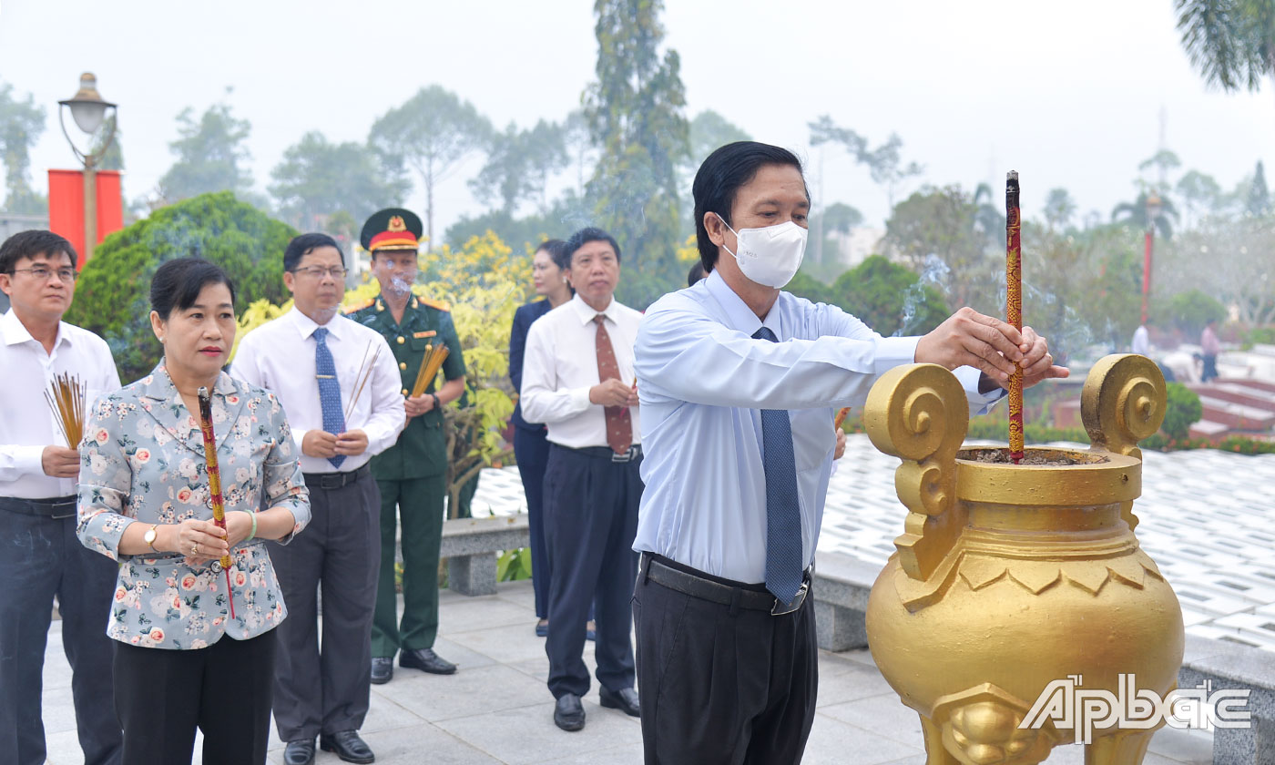 Đồng chí Nguyễn Văn Danh cùng cán bộ lãnh đạo tỉnh Tiền Giang thắp hương tại Bia Liệt sĩ vô danh.